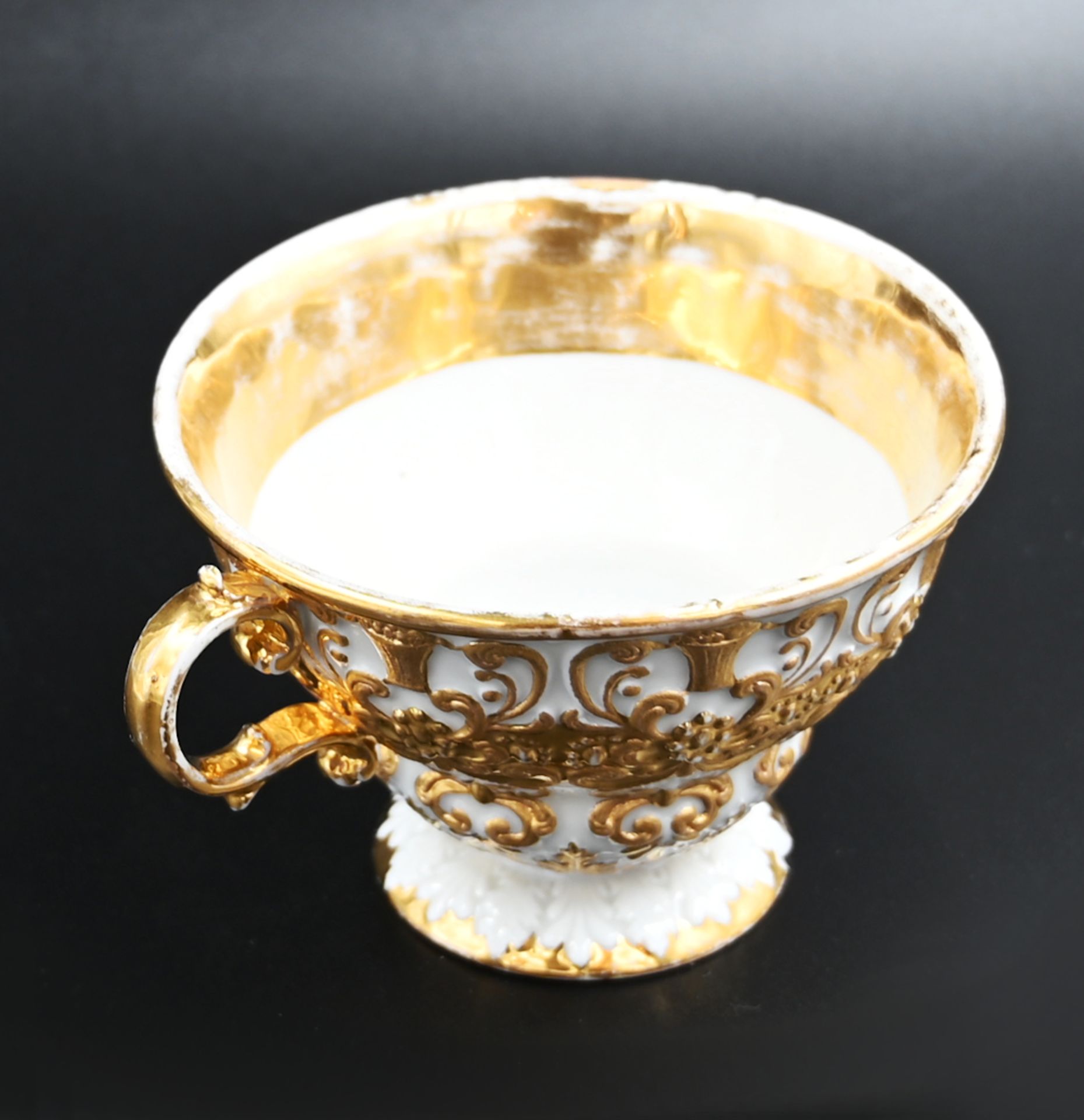 1 Prunktasse mit Untertasse Porzellan MEISSEN reliefierter Dekor weiß/ goldstaffiert, - Bild 3 aus 5