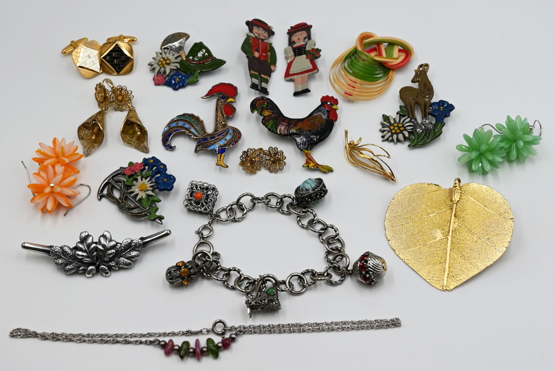 1 Konvolut Schmuck/ Accessoires: Mode, Metall, Kunststoff, wohl min. Koralle, Gamsbärte, Flamingohaa