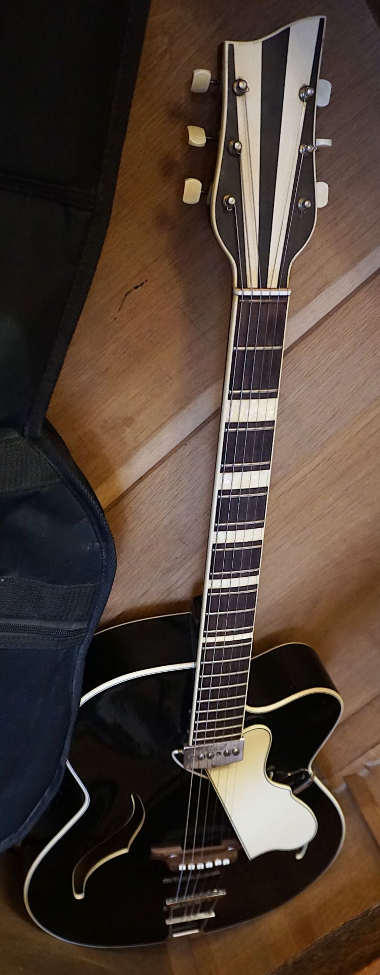 1 Gitarre FRAMUS-WERKE, Bavaria Modell 75L, 1 Elektrogitarre IDEAL, je mit Tragetasche - Bild 3 aus 3