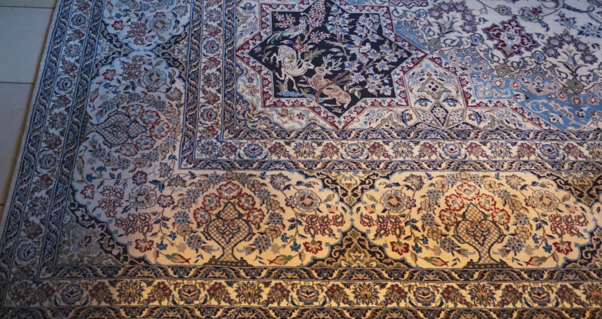 1 Orientteppich NAIN, Persien 20. Jh., Schurwolle beigegrundig floraler Dekor, ca. 433x303cm, KP 369