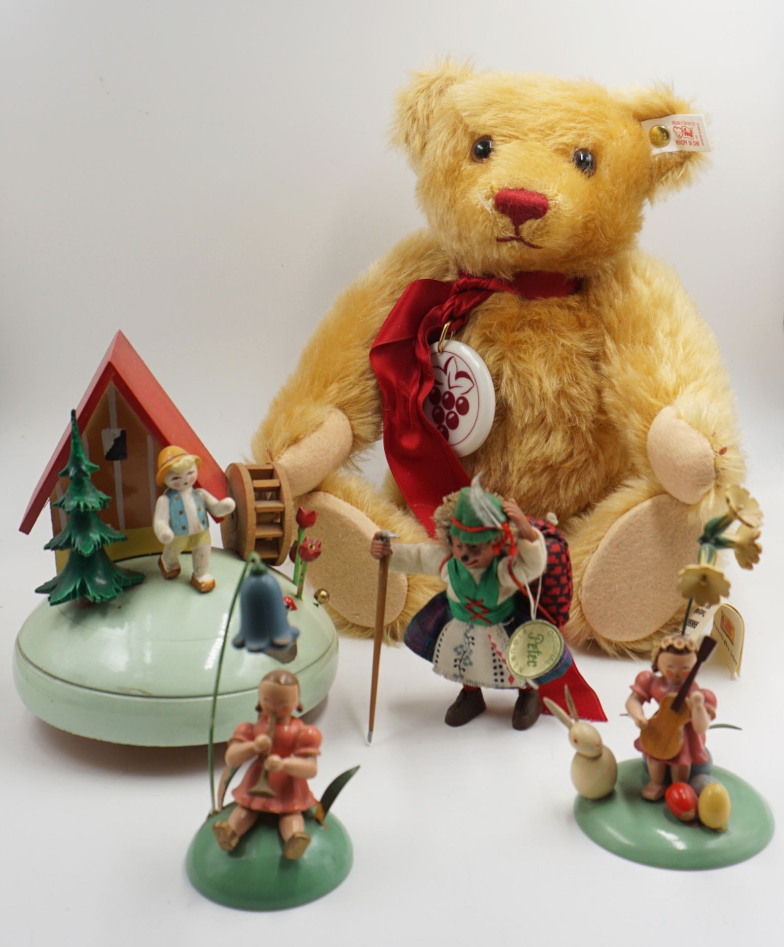 1 Konv.: Teddybären STEIFF, ERZGEBIRGE-Holzfiguren, "Mecki"-Figuren PETER, u.a., z.T. min. besch., j