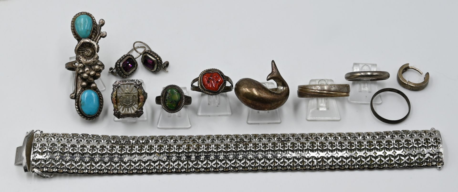 1 Konvolut Schmuck: Silber, Metall u.a. z.T. vergoldet, z.T. Kunstperlen, jew. Asp./ Gsp./ besch.