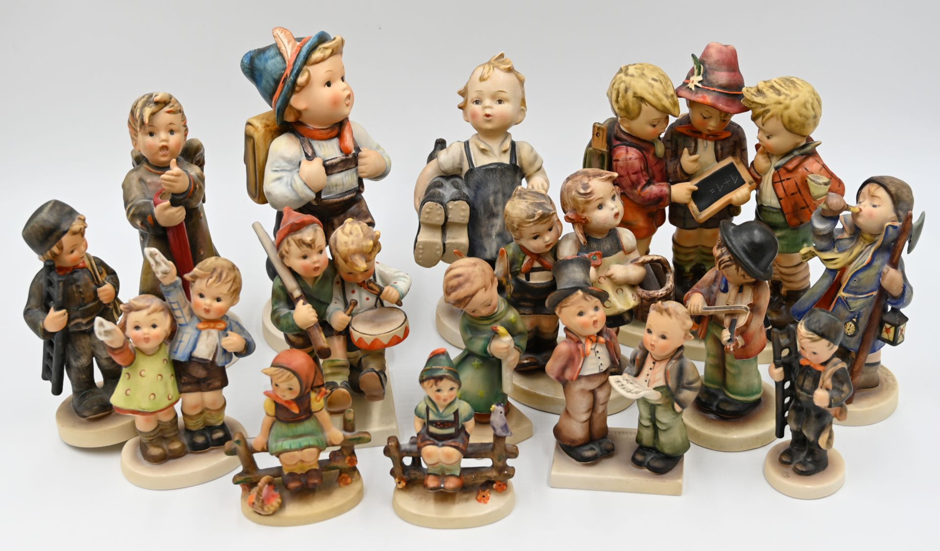 15 Hummelfiguren GOEBEL wohl 1935-1970: "Nachtwächter", "Brüderchen & Schwesterchen", "Meister Wicht