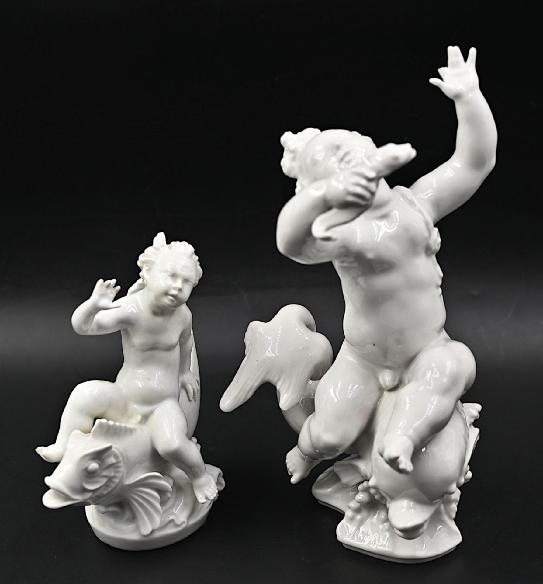 2 Porzellanfiguren: KPM "Putto auf Delfin" Entwurf: Paul SCHEURICH ca. H 24cm,