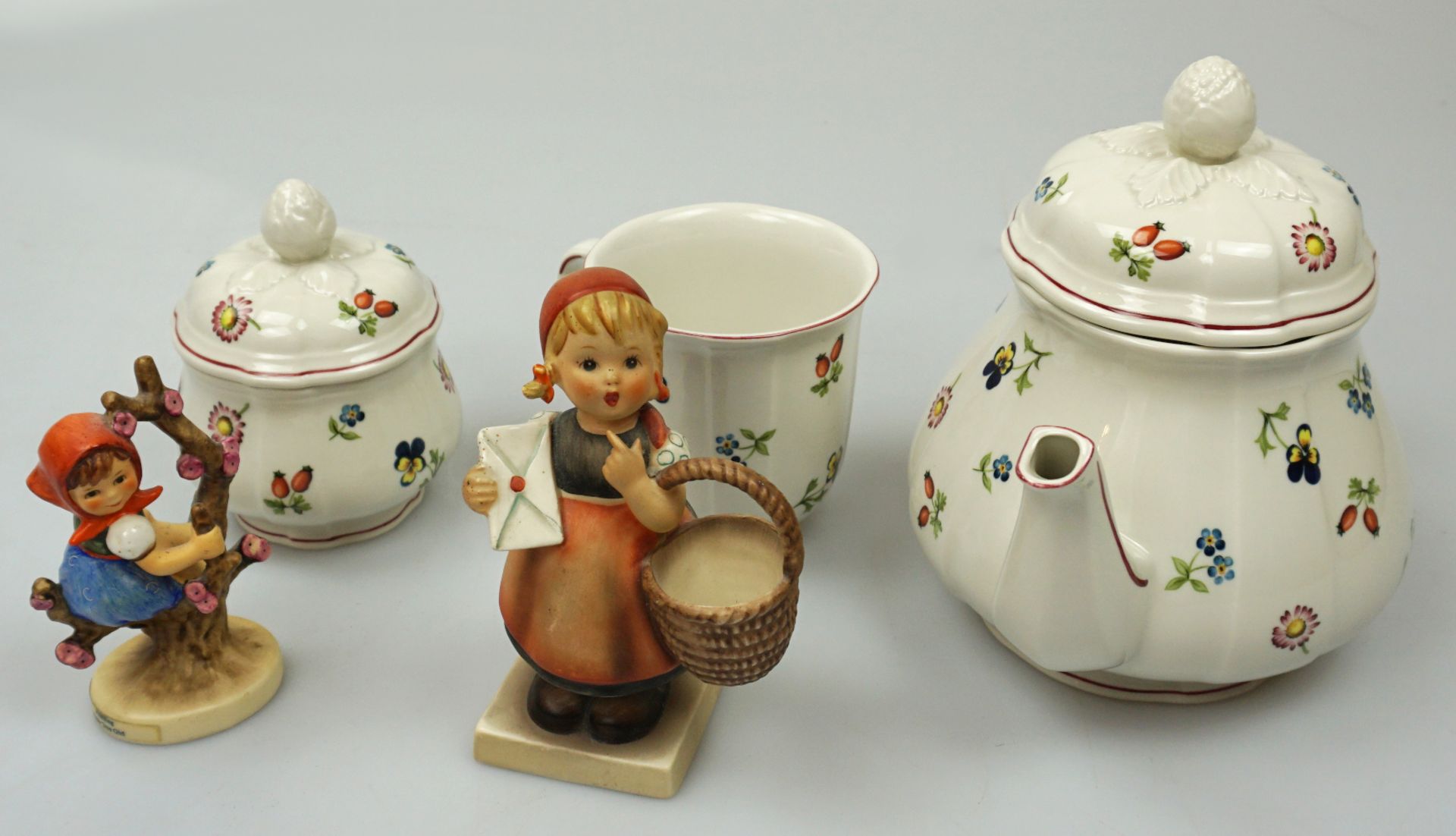 1 Kaffeeservice VILLEROY &BOCH "Petite Fleur" mit Speisesteller u.a. sowie 3 Hummelfiguren, ber./Asp