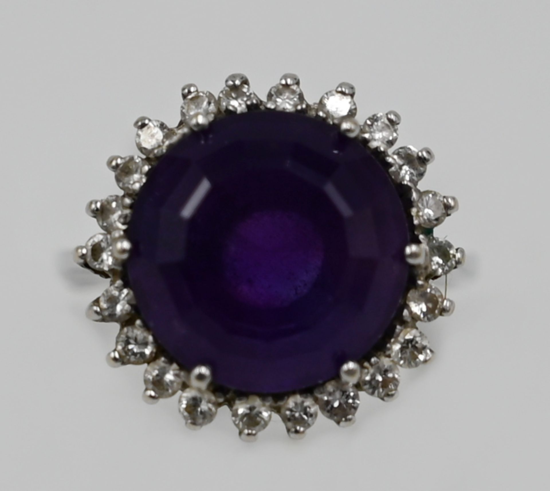 1 Damenring WG 14ct., zentral Amethyst, Brillantkranz, Ringgröße ca. 53, min. Tsp.