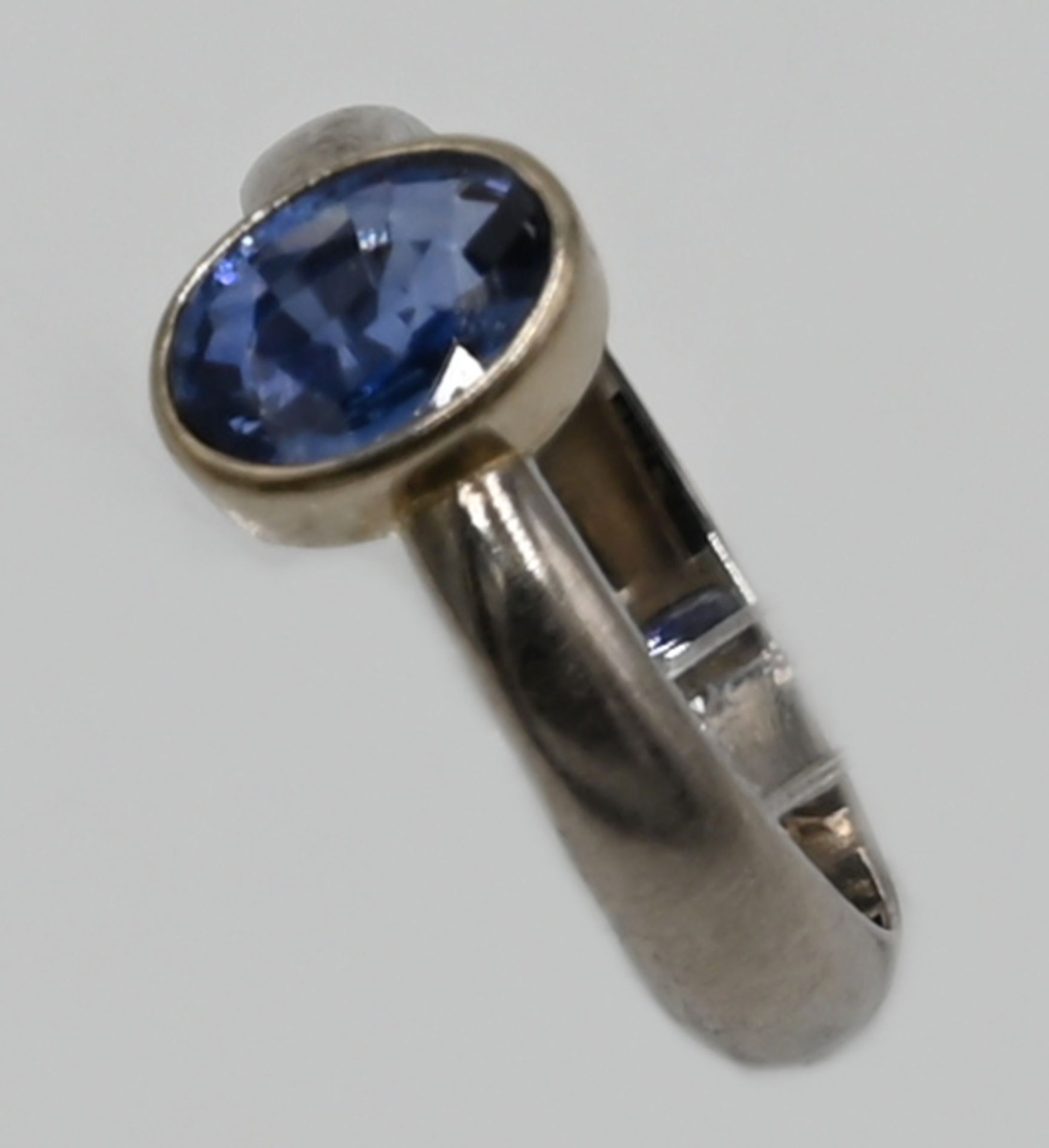 1 Damenring WG 14ct. mit blauem Edelstein wohl Saphir, ca. Ringgröße 55, Tsp. - Bild 2 aus 2