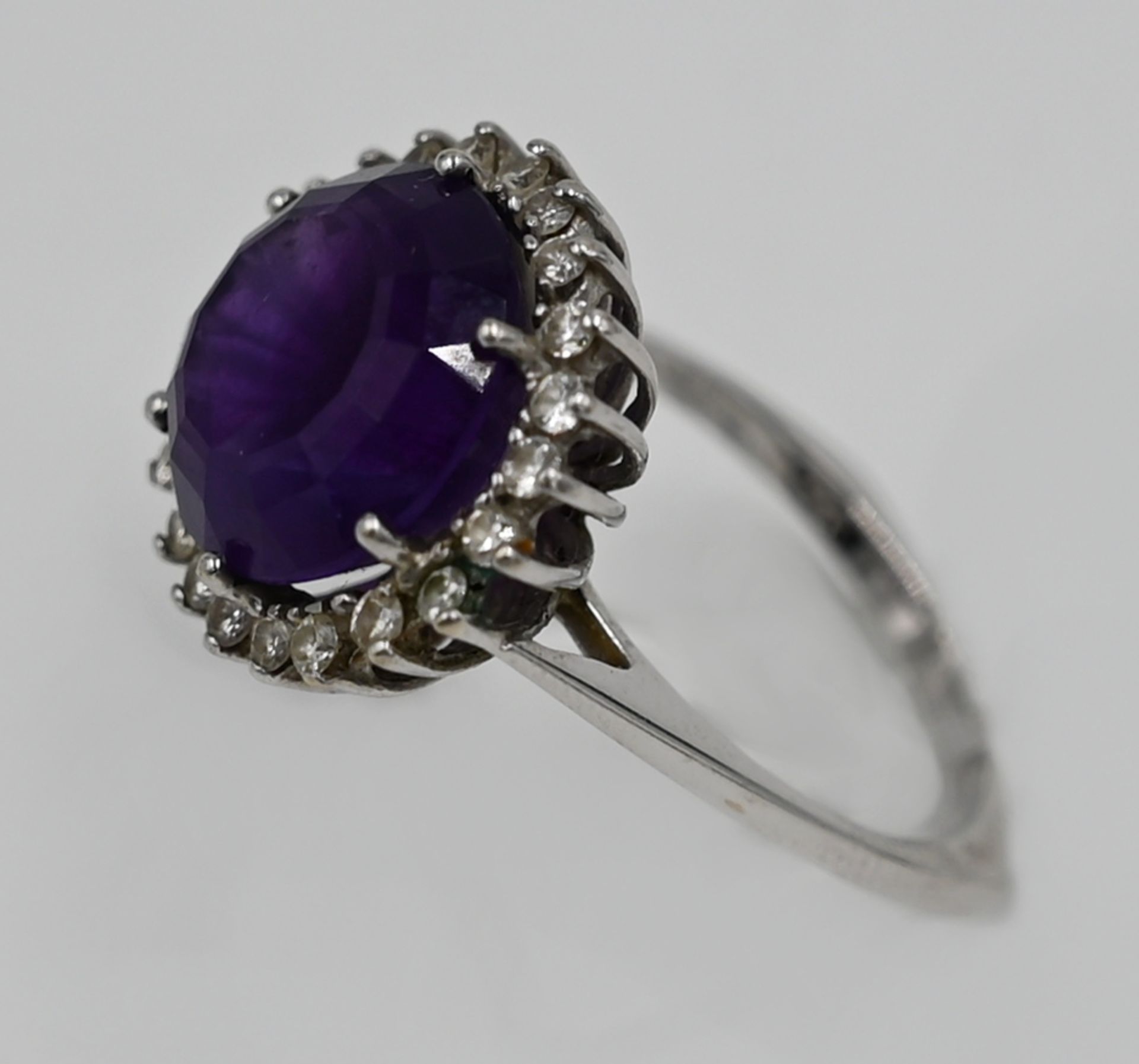 1 Damenring WG 14ct., zentral Amethyst, Brillantkranz, Ringgröße ca. 53, min. Tsp. - Bild 2 aus 2