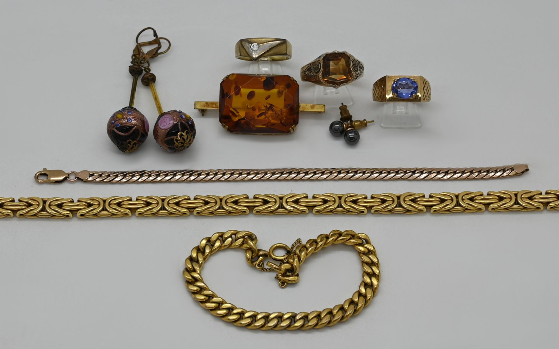 1 Konvolut Schmuck: GG 8ct z.T. mit verschiedenen Farbsteinen, sowie 2 Paar Ohrringe Metall vergolde