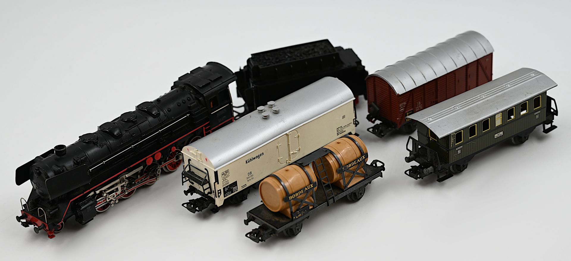 1 Modelleisenbahn MÄRKLIN: 3 Loks/Antriebswägen, 19 Personen-/Güterwaggons, z.T. mit Originalkartona