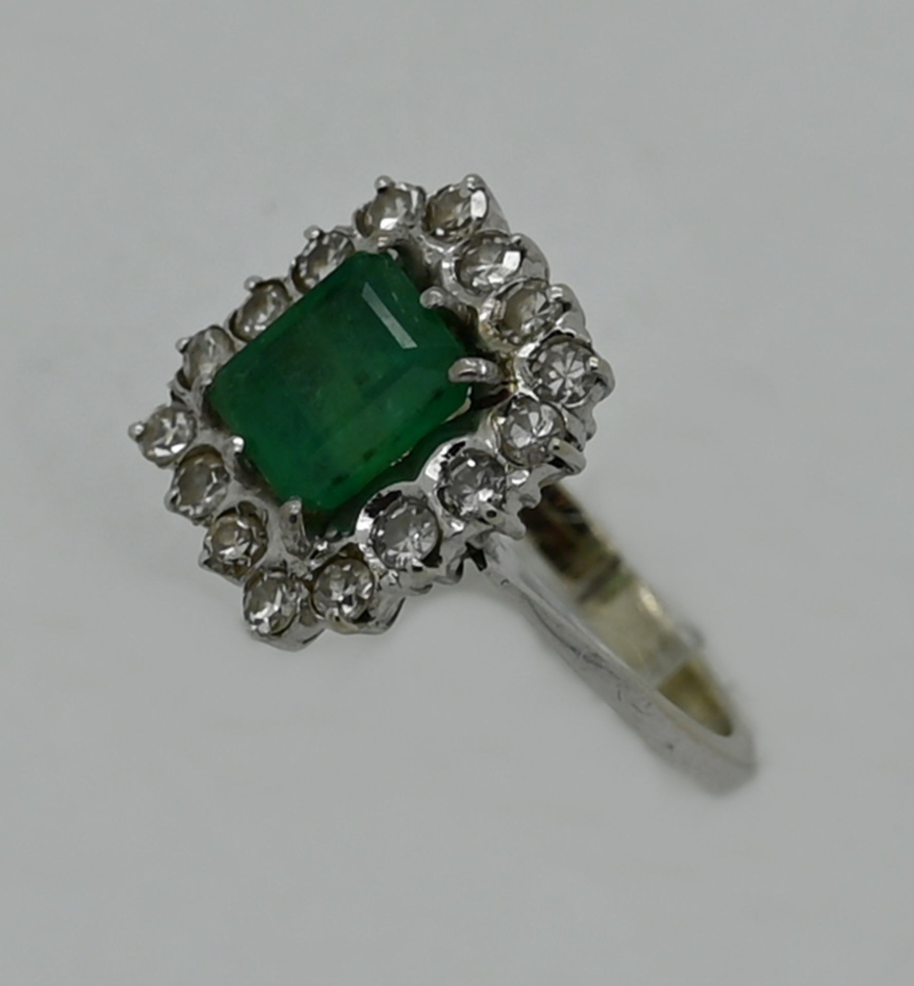 1 Damenring ungestempelt, wohl WG, zentral Smaragd mit Brillantkranz (je ca. 0,05ct.), Ringgröße ca. - Image 2 of 2