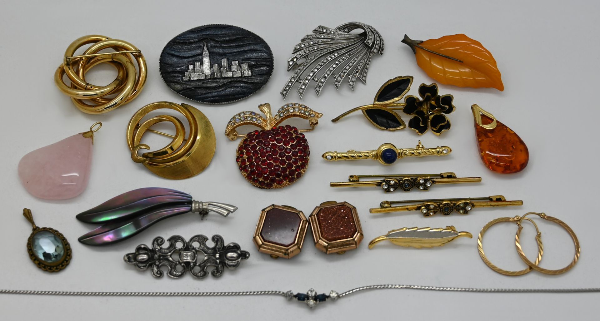 1 Konvolut Schmuck: Silber, Metall, Mode u.a., z.T. mit Bernstein, z.T. Trachtenschmuck, jeweils Asp