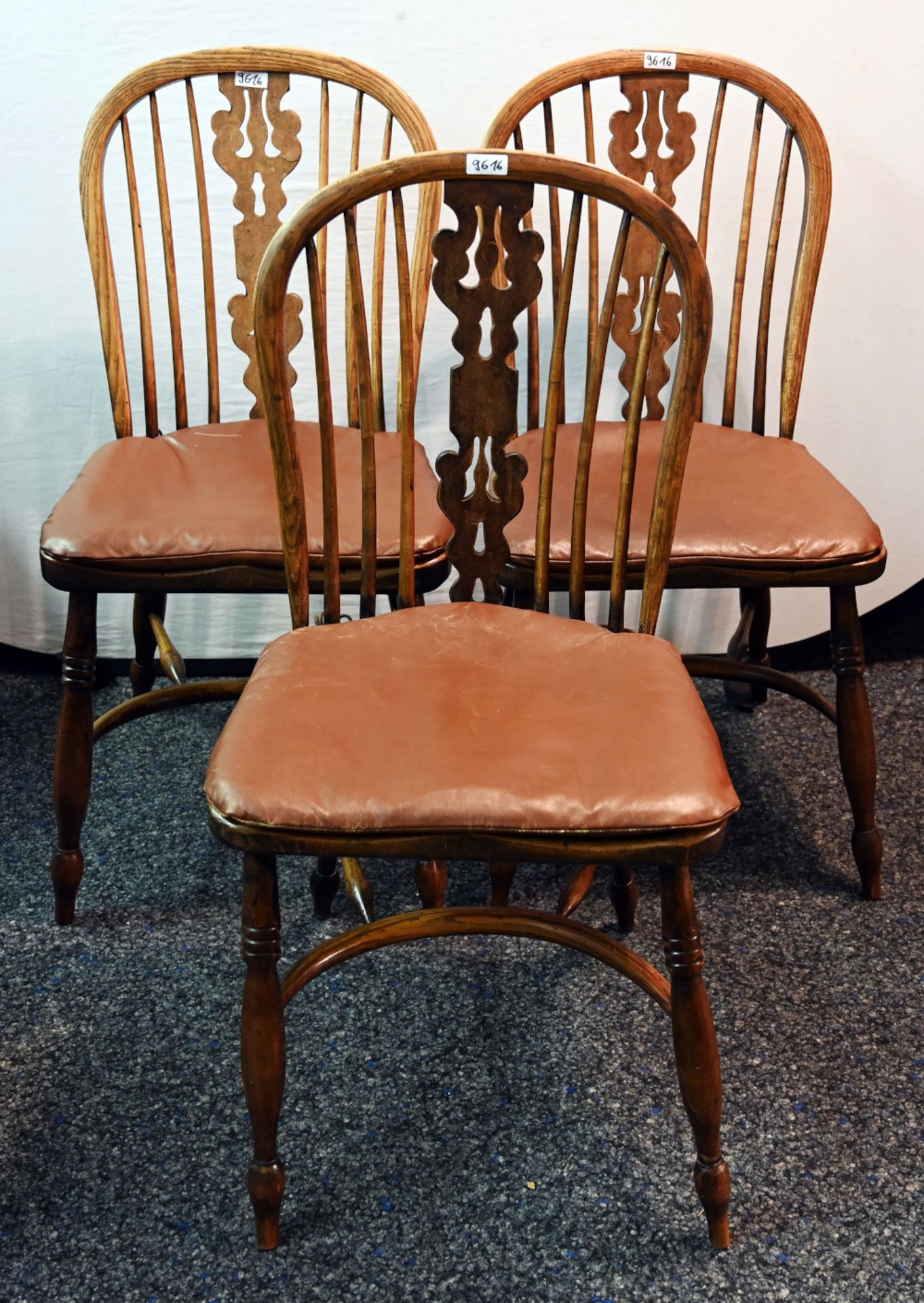 5 Stühle/1 Sitzbank im Windsor-Stil, davon 2 Armlehnstühle H. PANDER & ZONEN, Dänemark Modellnr. P 5 - Bild 2 aus 3