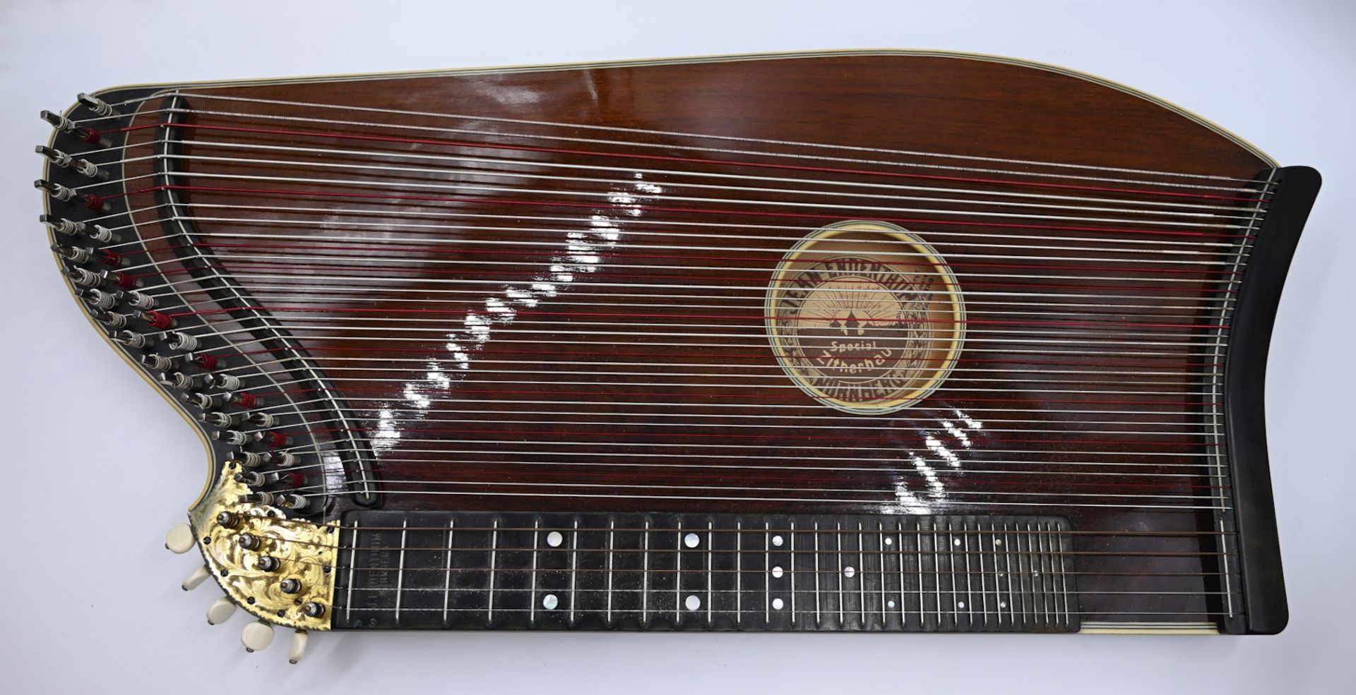 1 Zither JEAN-ENDENTHUM, Nürnberg, Holz furniert mit Messingapplik, L ca. 71cm, mit Originaltranspor - Bild 2 aus 2