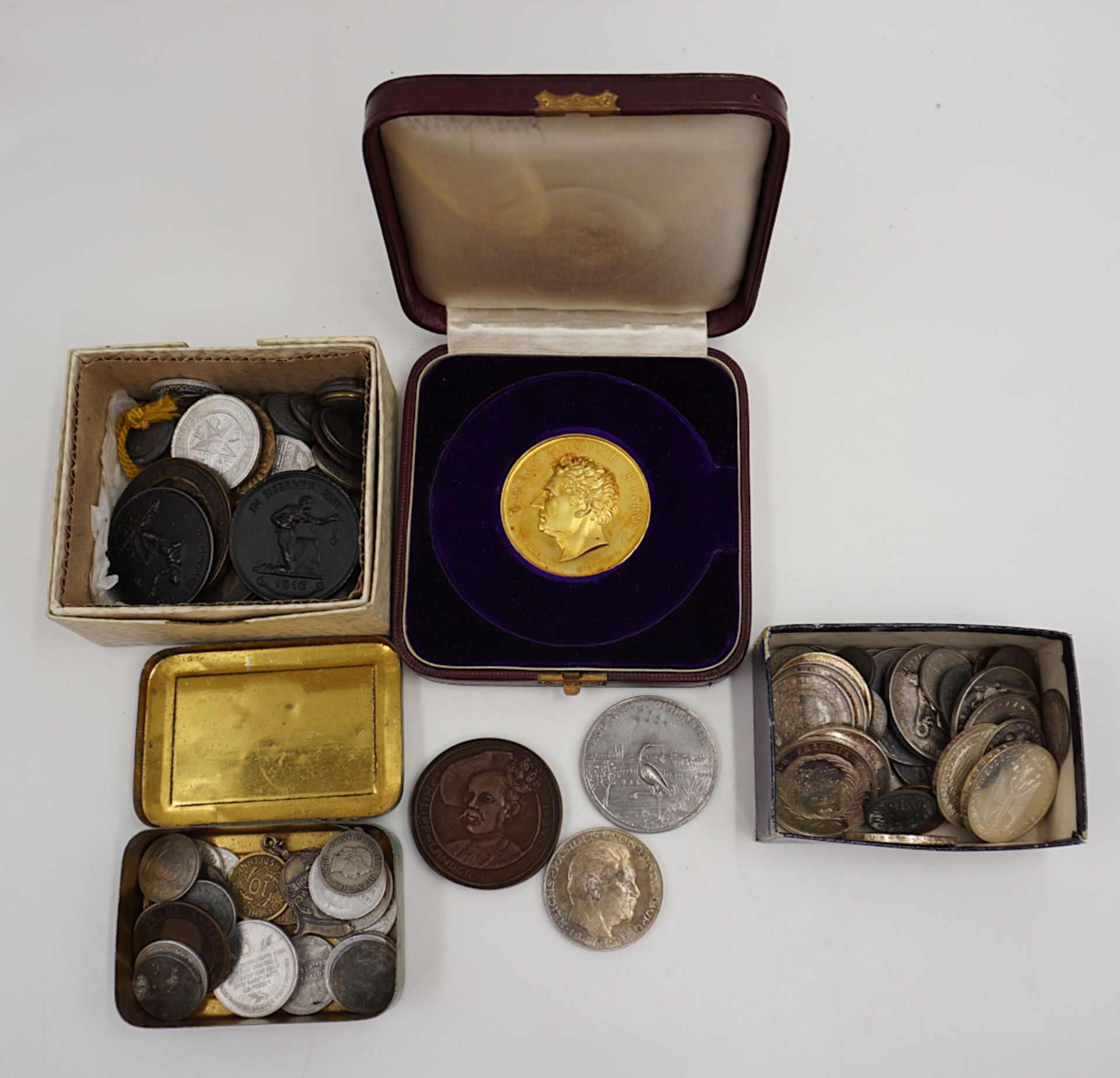 1 Konvolut Münzen/ Medaillen: Silber, Metall u.a. J.G. FICHTE, min. BRD 10DM, Zahlgeld u.a., jeweils