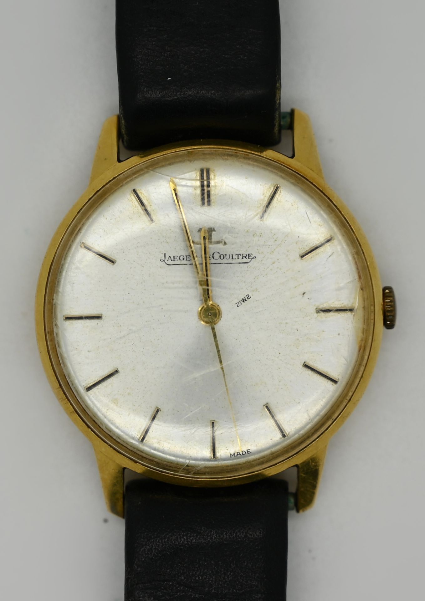 1 Herrenarmbanduhr JAEGER LeCOULTRE GG 18ct., mit Lederband (ergänzt), Asp./ Gsp./ besch.