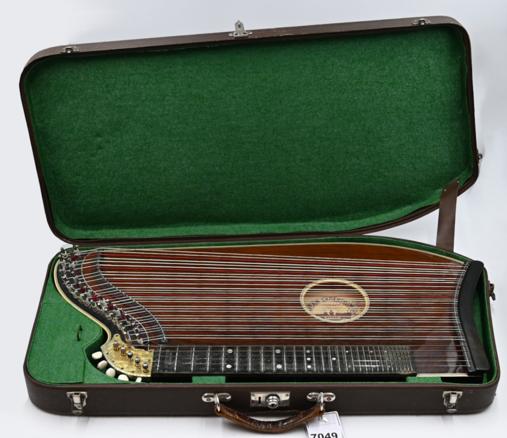 1 Zither JEAN-ENDENTHUM, Nürnberg, Holz furniert mit Messingapplik, L ca. 71cm, mit Originaltranspor