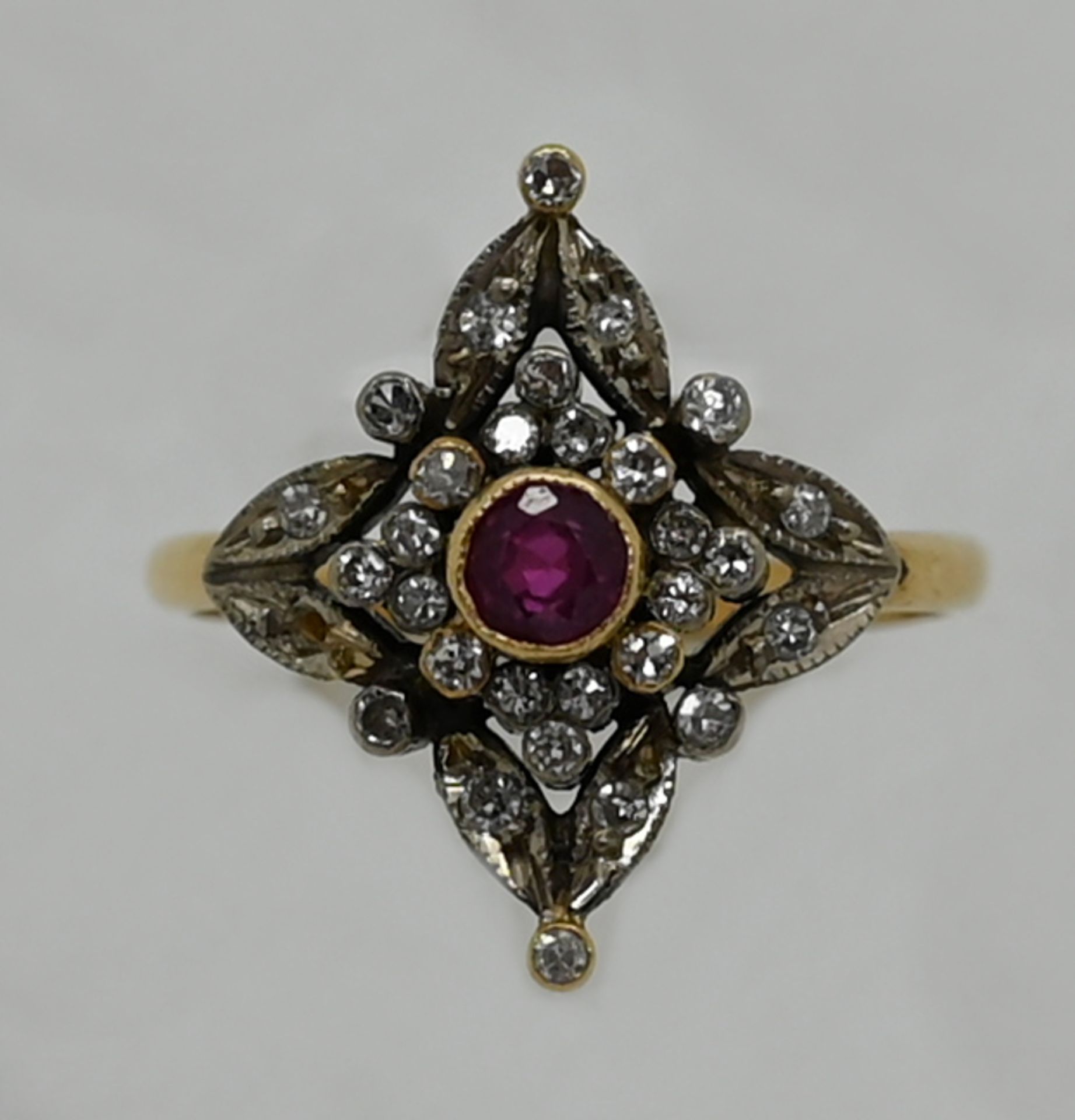 1 Damenring GG 18ct. mit Diamanten, zentral wohl Rubin, Ringgröße ca. 56, Tsp.