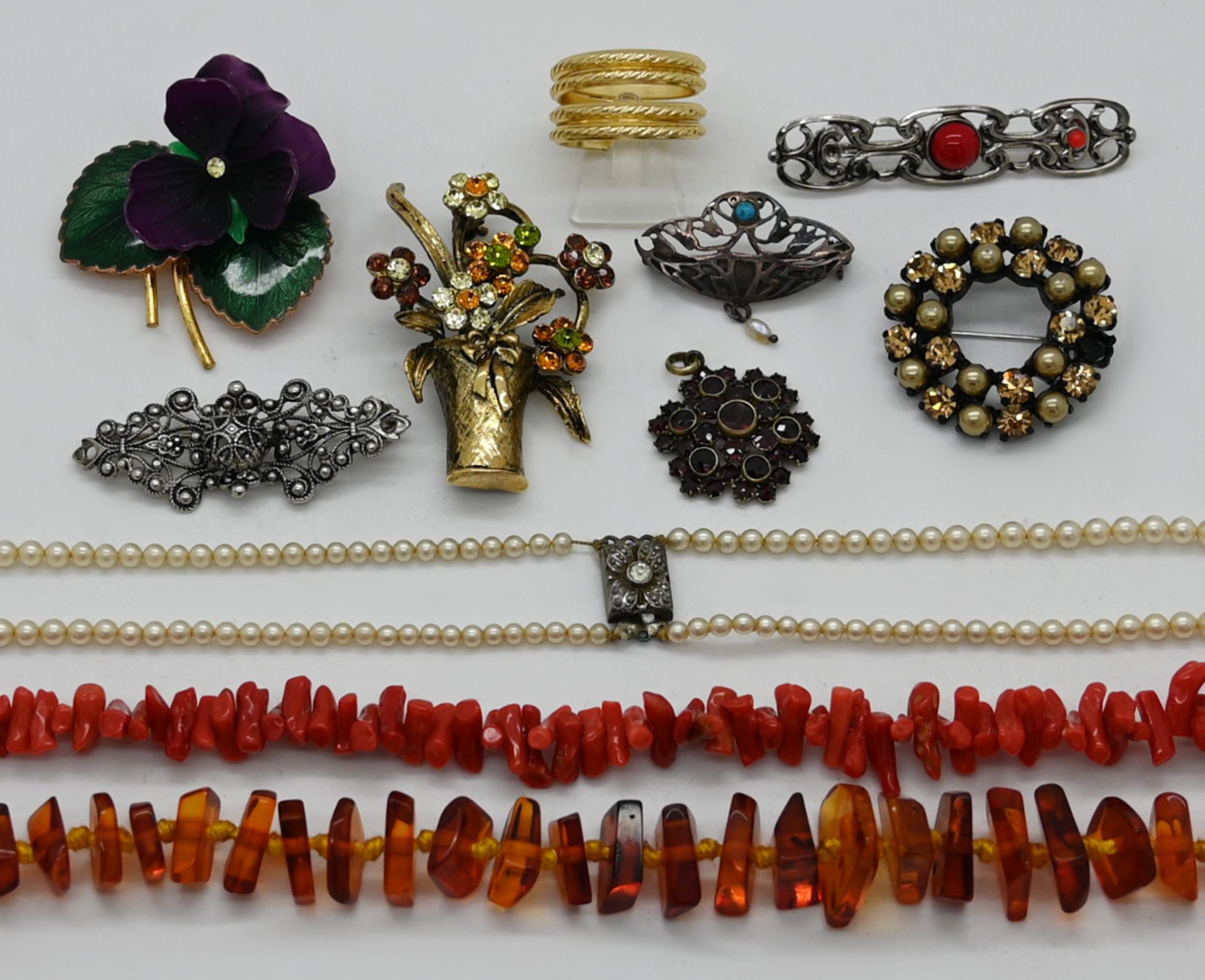 1 Perlenkette Verschluss GG/ WG 8ct., 2 Teile SIlber, sowie verschiedener Modeschmuck, z.T. Metall v