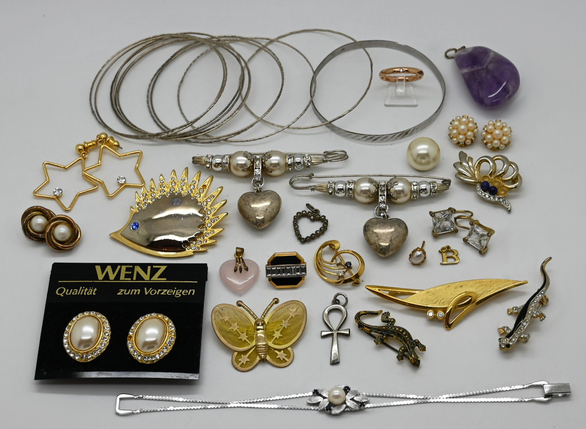 1 Konvolut Schmuck: Metall, Mode u.a., z.T. mit Perlen, z.T. mit Tiermotiven, jeweils Asp./ Gsp.