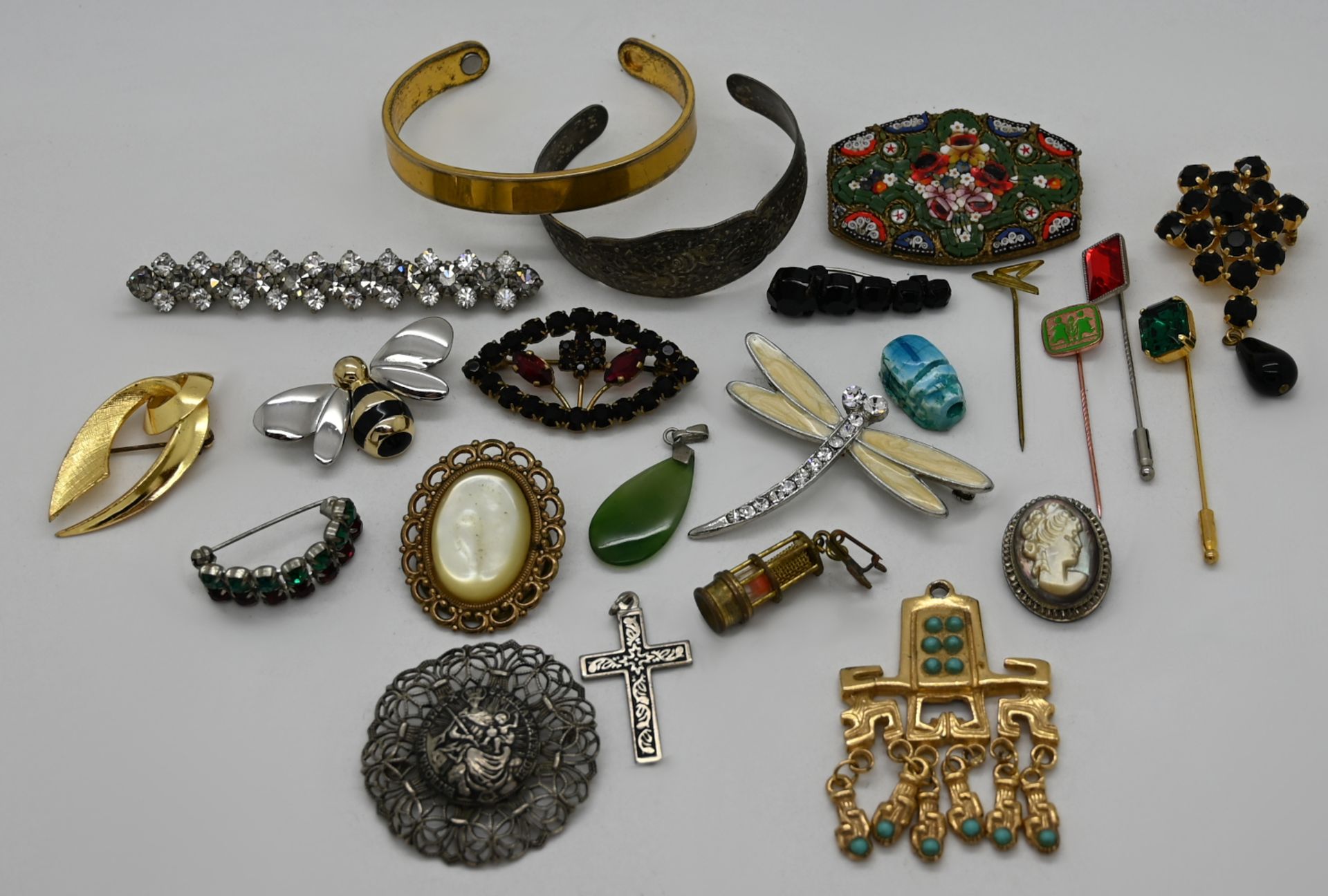 1 Konvolut Schmuck: Mode, Metall u.a., min. SIlber, z.T. mit Korallen, Bernstein, Amethyste, Mosaika