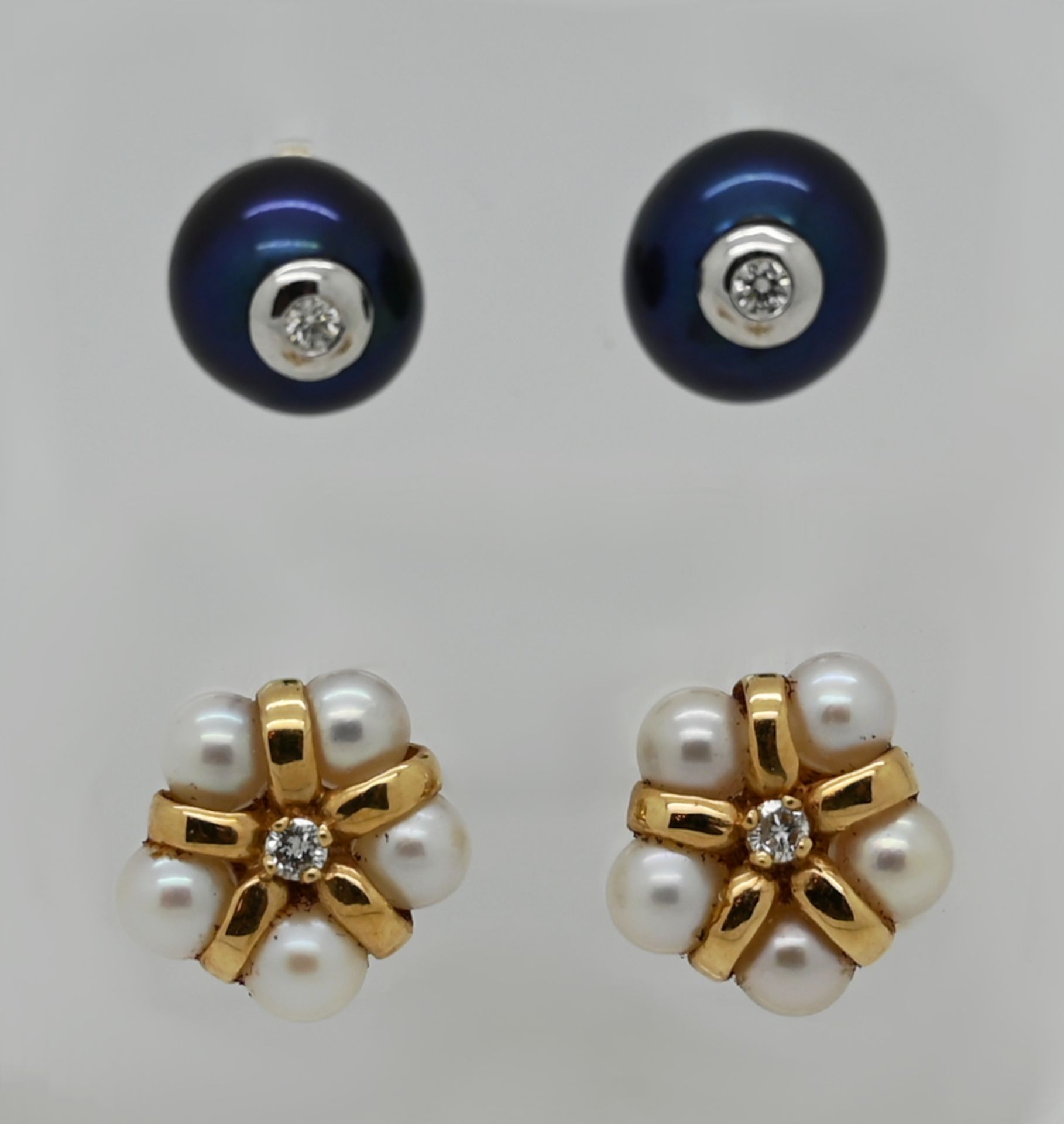 2 Paar Ohrstecker GG 14ct. u.a., jeweils mit Diamant, mit verschieden farbigen Perlen, jeweils Asp./