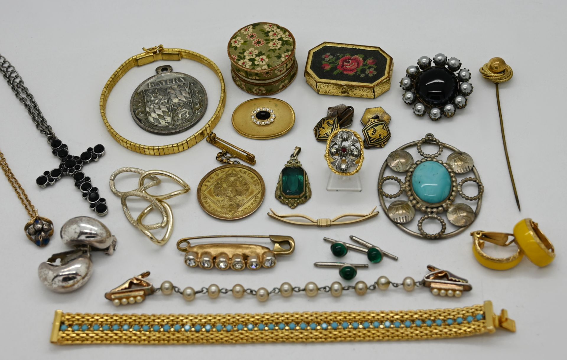 1 Konvolut Schmuck: Mode, Metall u.a. z.T. GROSSE, min. um 1900, jeweils Asp./ Gsp./ z.T. besch. in