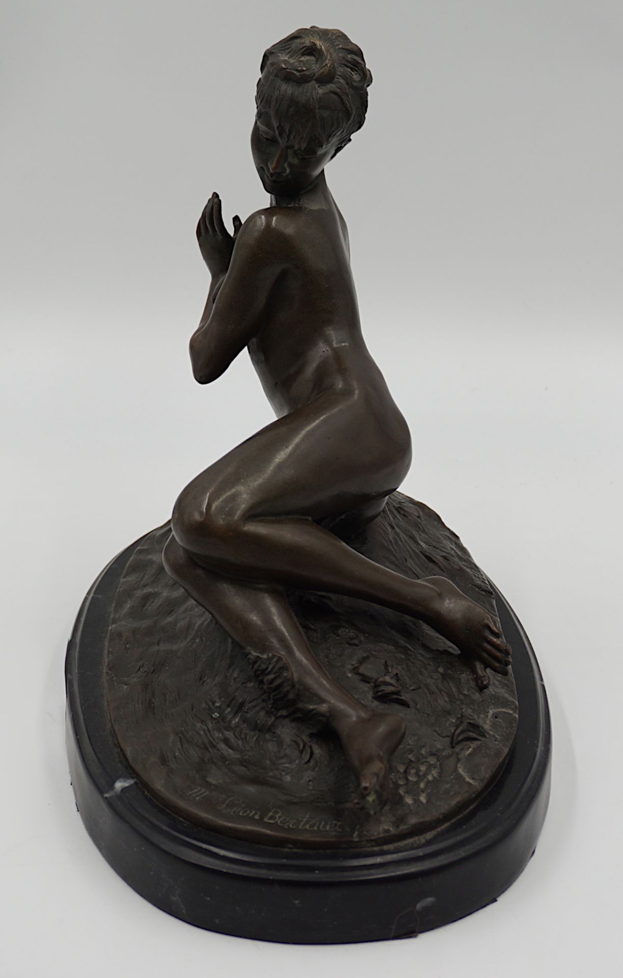 1 Bronzefigur am Sockel sign. Léon BERTAUX (wohl 1827-?) "Madame Léon BERTAUX" mit Pariser Gießereis - Bild 2 aus 6