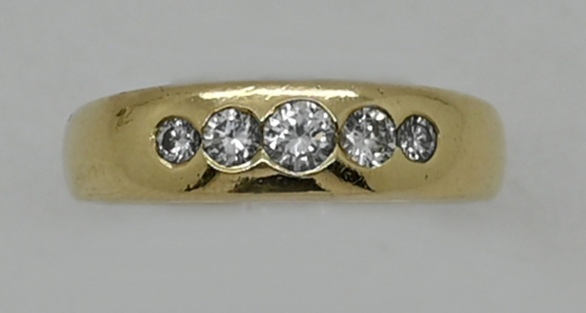 1 Damenring GG 14ct. mit 5 Brillanten zus. lt. Ringschiene: wohl 0,37ct., Ringgröße ca. 54,5, min. T