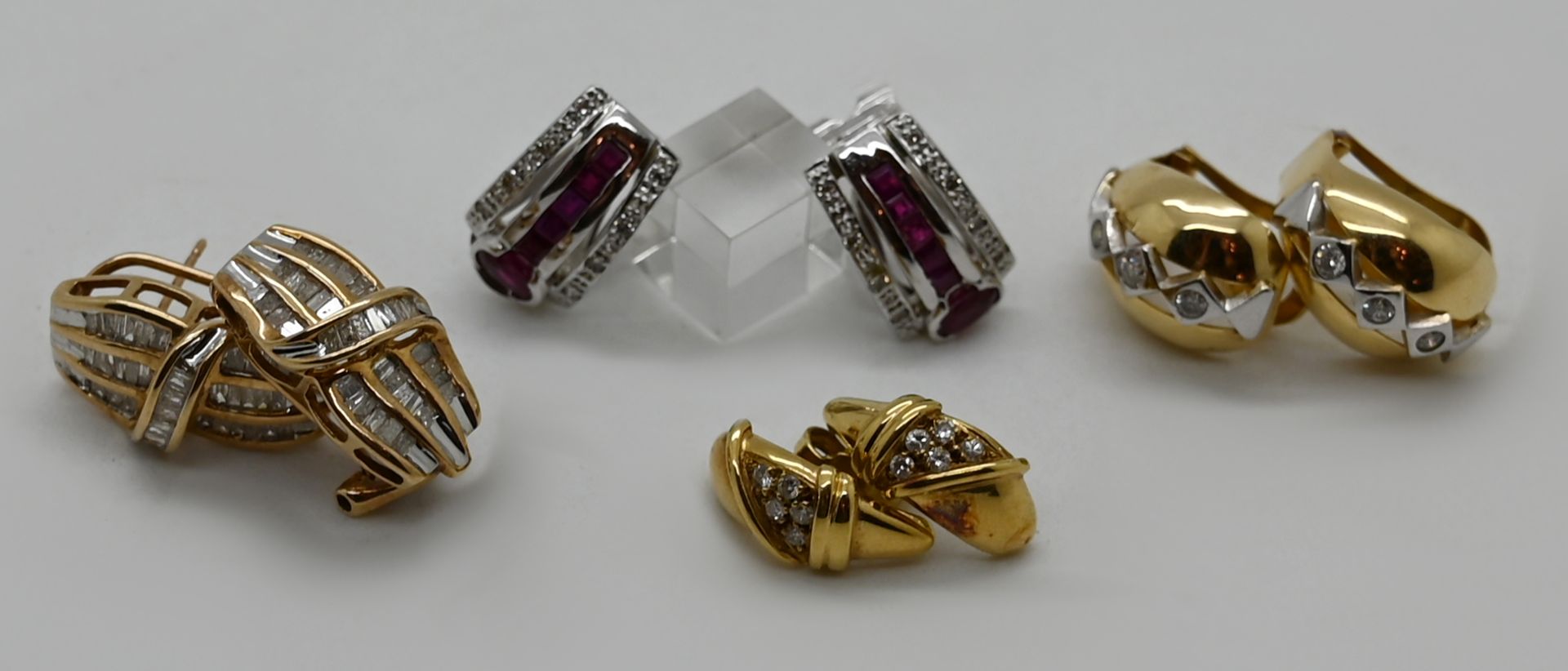 4 Paar Ohrstecker/ -steckerclips, z.T. GG 14ct., jeweils mit Brillanten, z.T. wohl Rubine, z.T. Tsp.