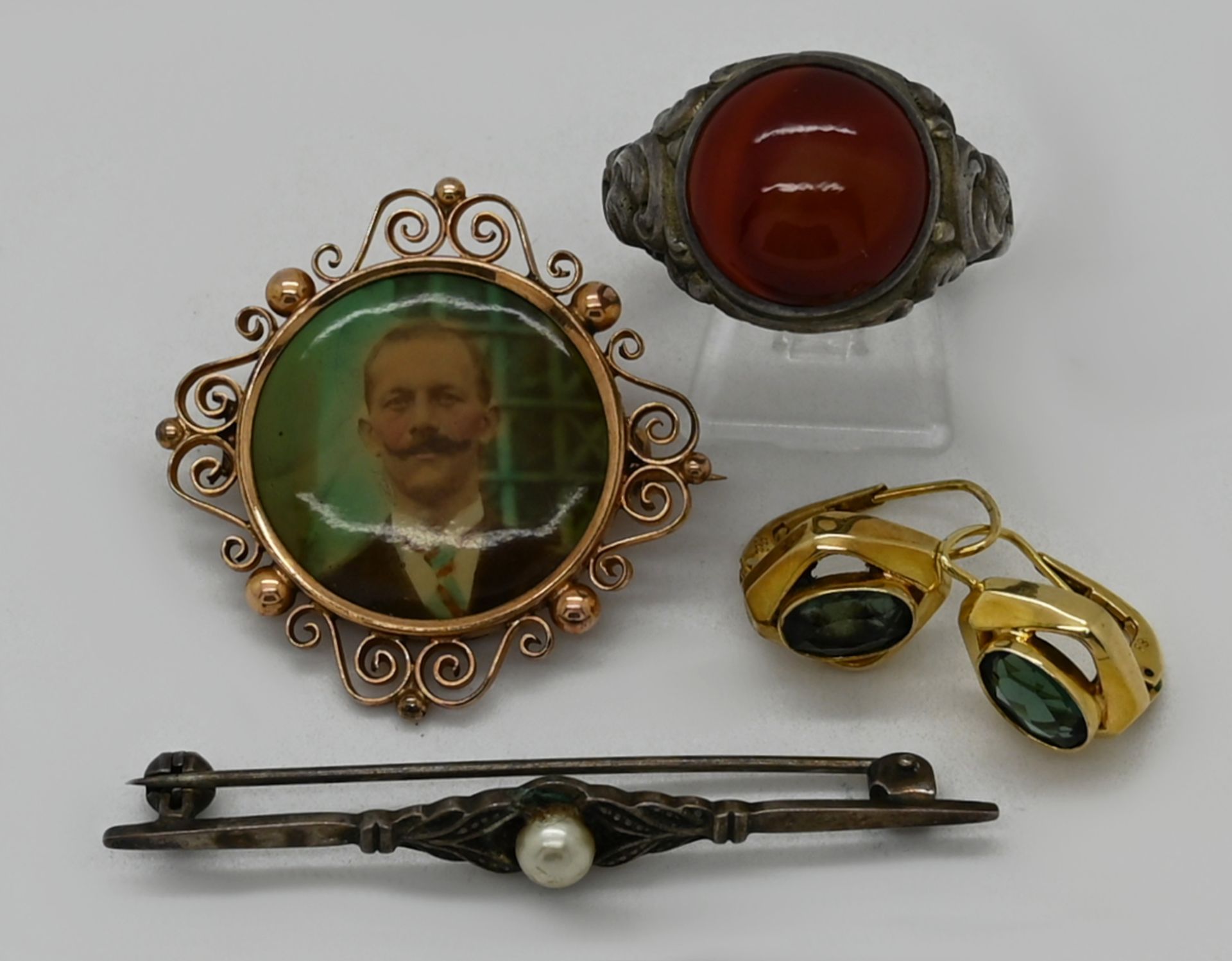 1 Paar Ohrringe GG 14ct. mit grünem Edelstein, 1 Brosche um 1900 GG?, sowie 1 Brosche, 1 Herrenring