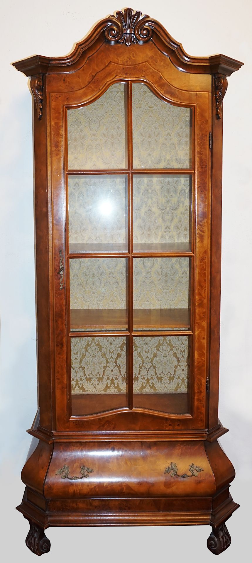 1 Vitrine 2. Hälfte 20. Jh. im Rokokostil min. Metallappliken, ca. 219x90x50cm, min. ber., Asp.