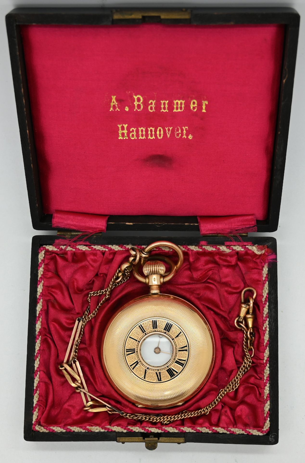 1 Herrentaschenuhr GG 14ct., um 1900 (3 Deckel Gold), Uhrkette vergoldet, in alter Schatulle, jeweil