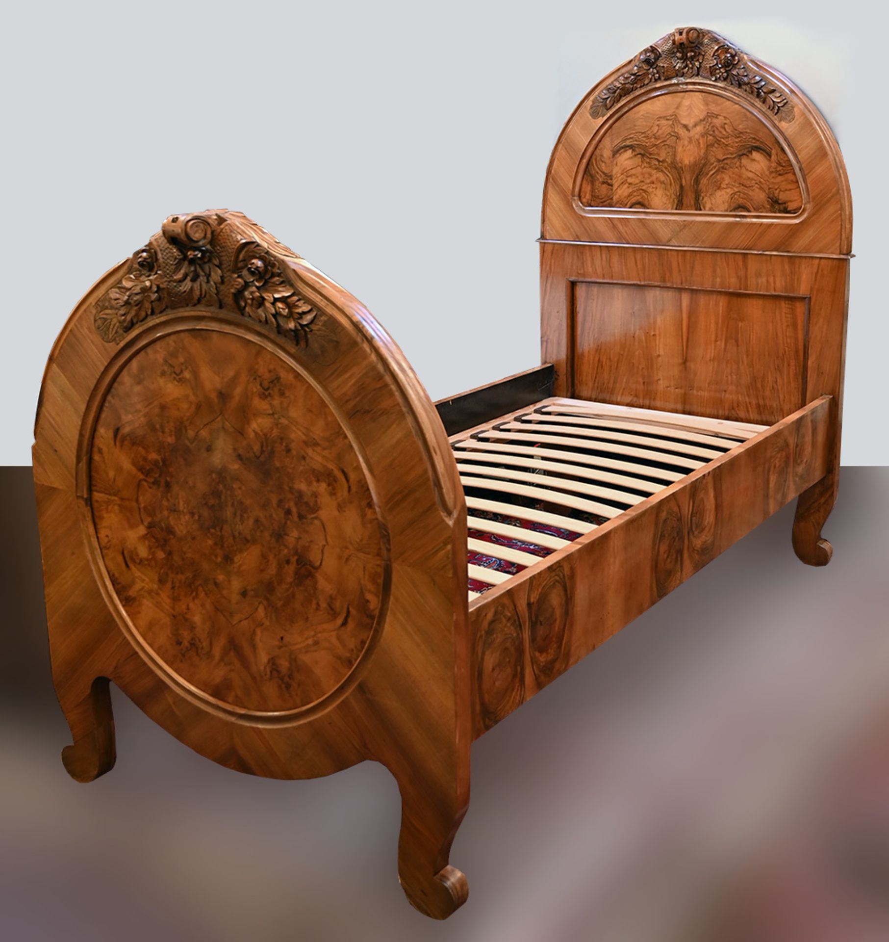 1 Bett wohl 19. Jh. Holz mit Nussbaumfurnier beschnitzt "Blumenranken", ca. 160x102x205cm, Lattenros