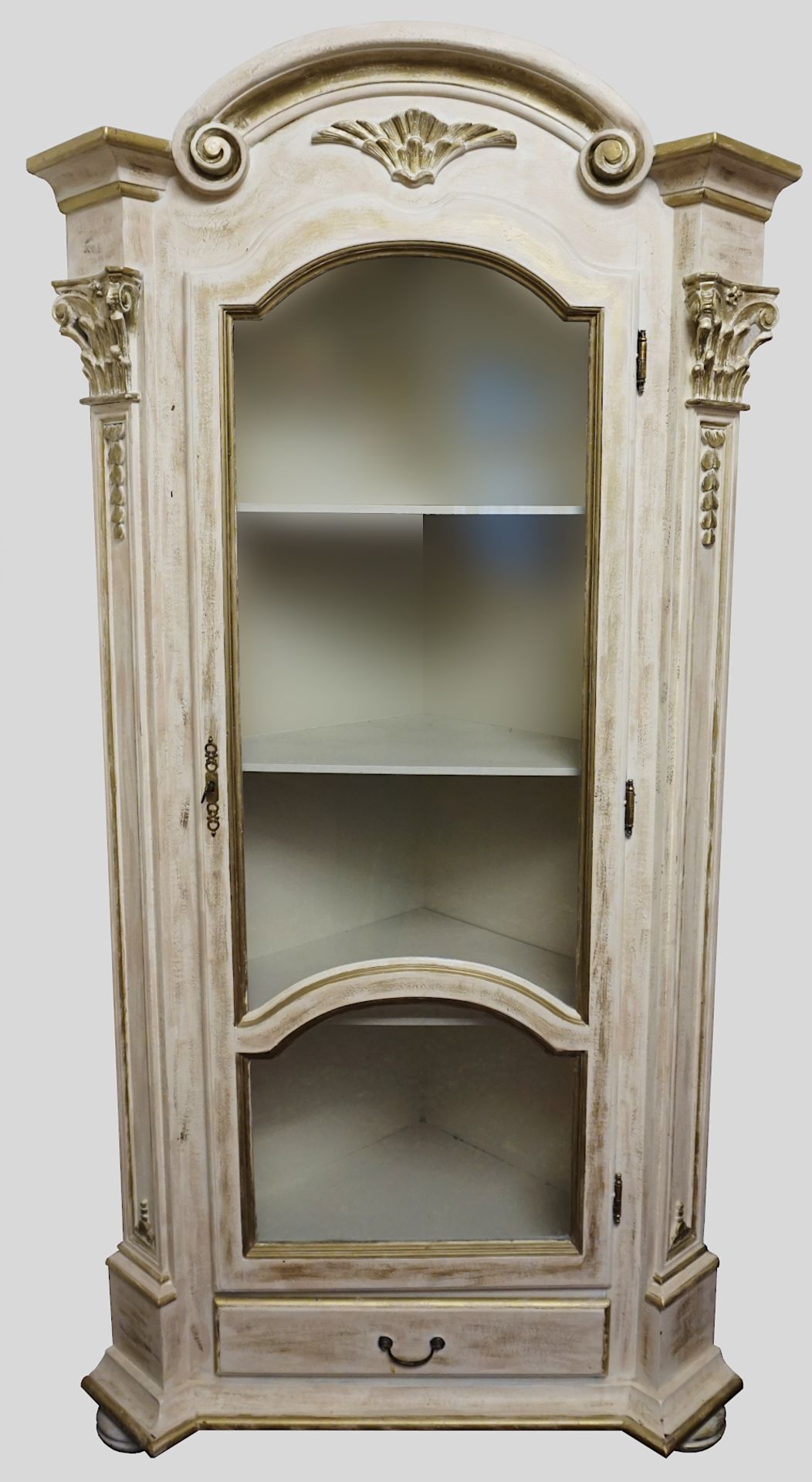 1 Eckvitrine nztl. Holz wohl Eiche weiß gewischt im klassizistischen Stil, ca. 196x102x53cm, ber., A