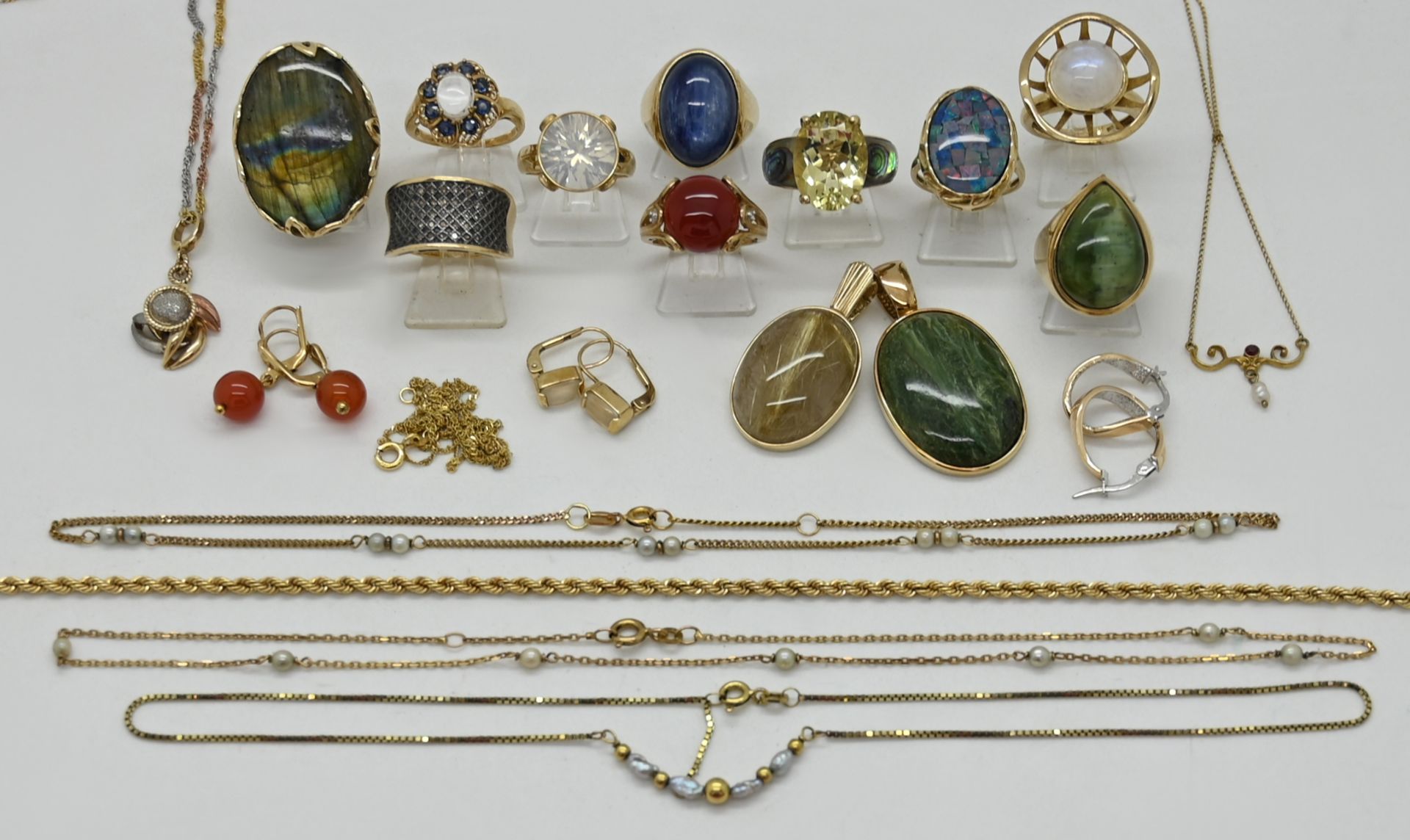 1 Konvolut Schmuck: GG/ WG 8/ 9ct., z.T. mit Edelsteinen, Diamanten, jeweils Asp./ Gsp.