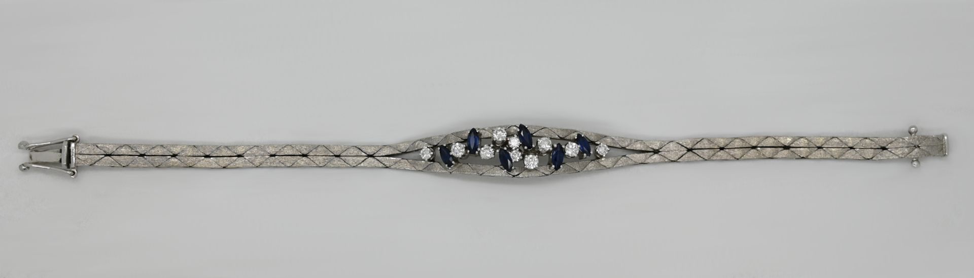 1 Damenarmband WG 14ct. mit Brillanten bis zu ca. 0,1ct. und Saphiren im Navetteschliff, min. Tsp. G