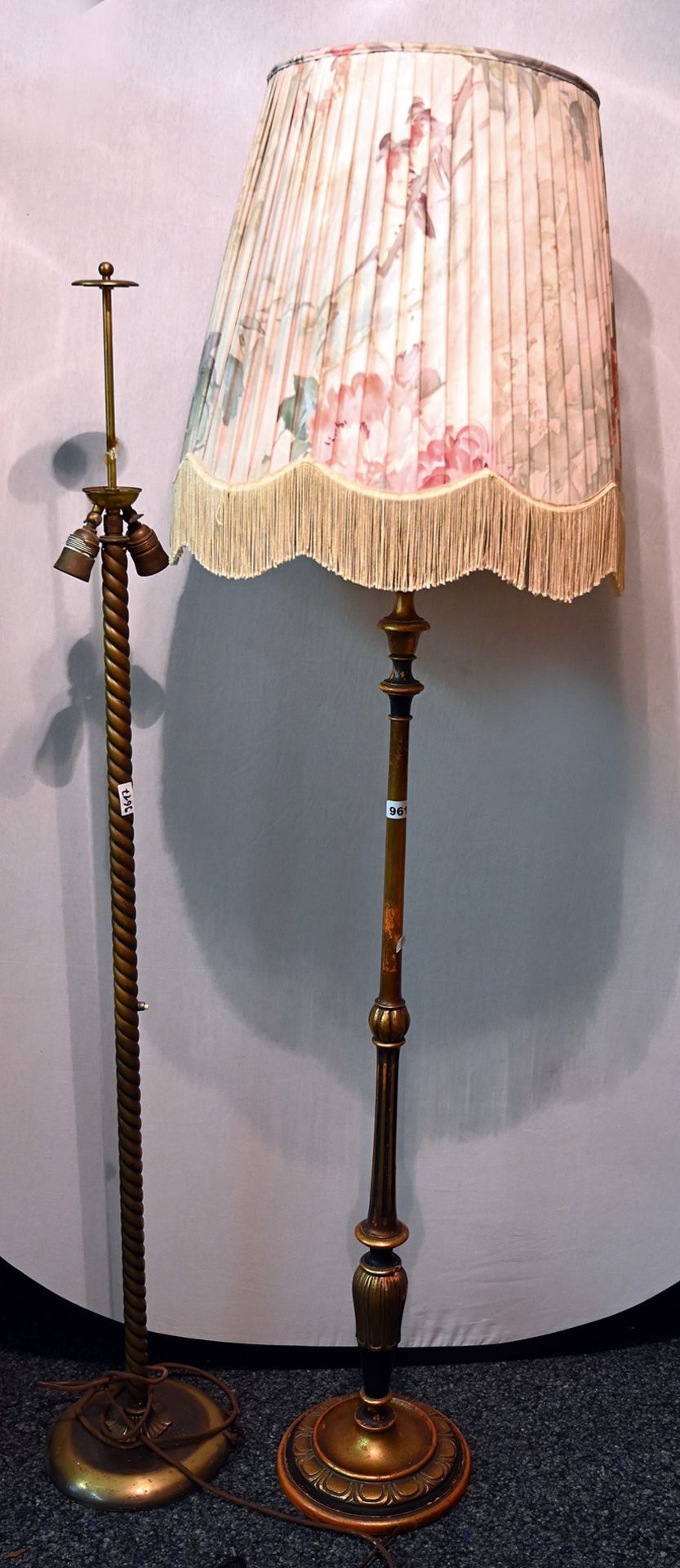 8 Steh-/Tischlampen 20. Jh. z.T. Messingfuß/Stoffschirm, je elektrisch von H ca. 40cm bis ca. 172cm, - Bild 2 aus 3