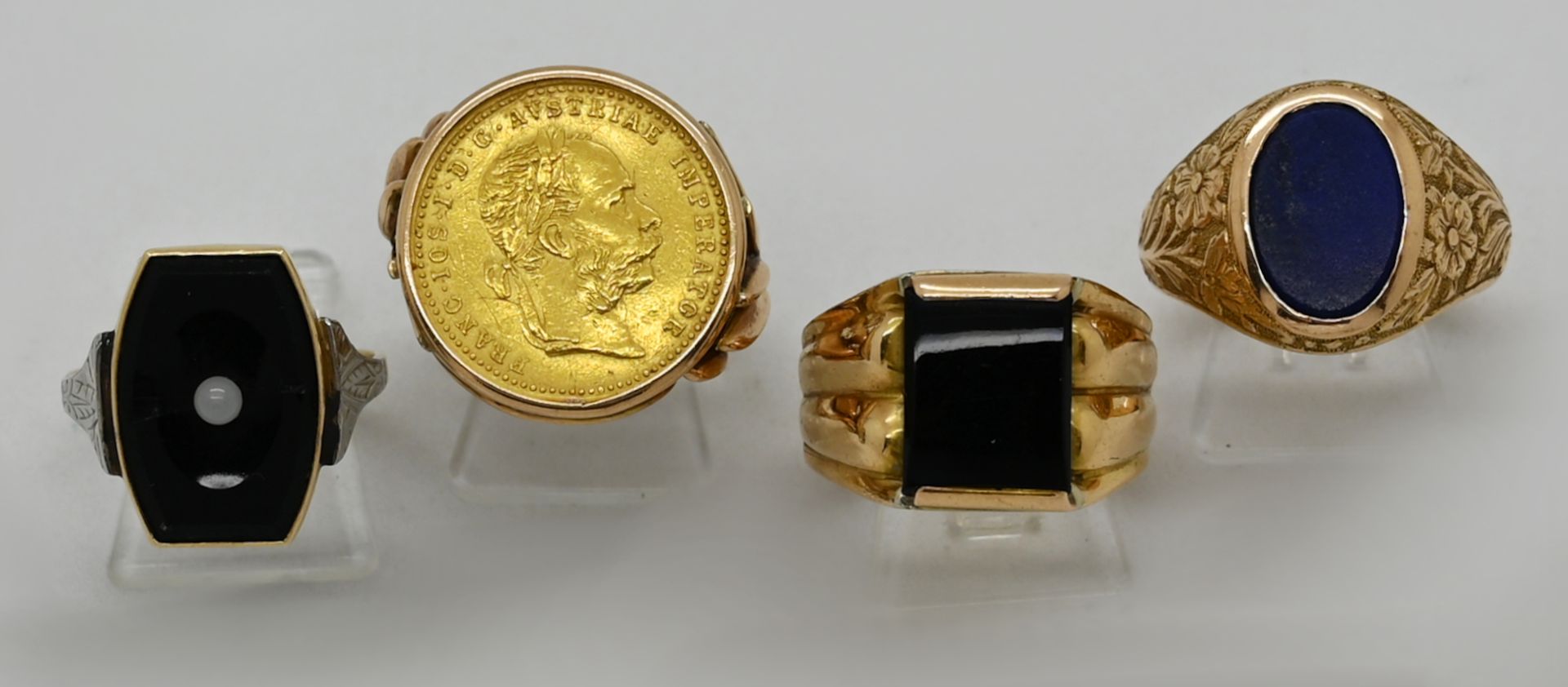 1 Ring GG 14ct. mit gebrochener Platte, wohl Onyx, 1 Ring GG 14ct. mit Goldmünze Österreich,