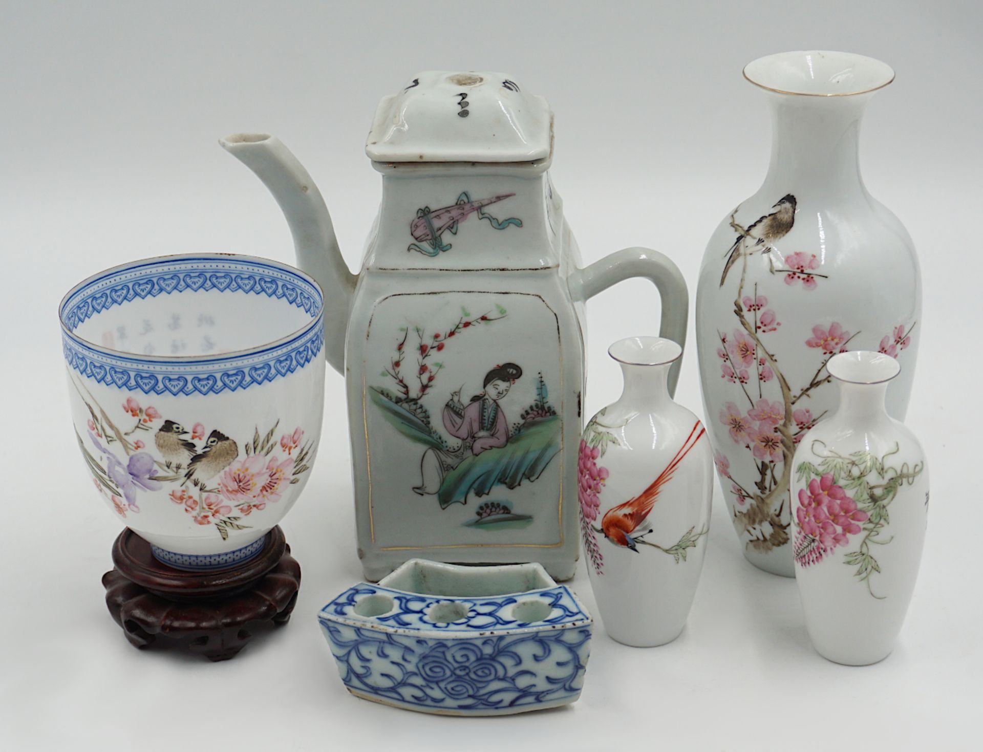 1 Konv. Keramik- und Porzellanobjekte Ende 19./20. Jh., China u.a.: Deckel-/Vasen, Döschen, Kannen,