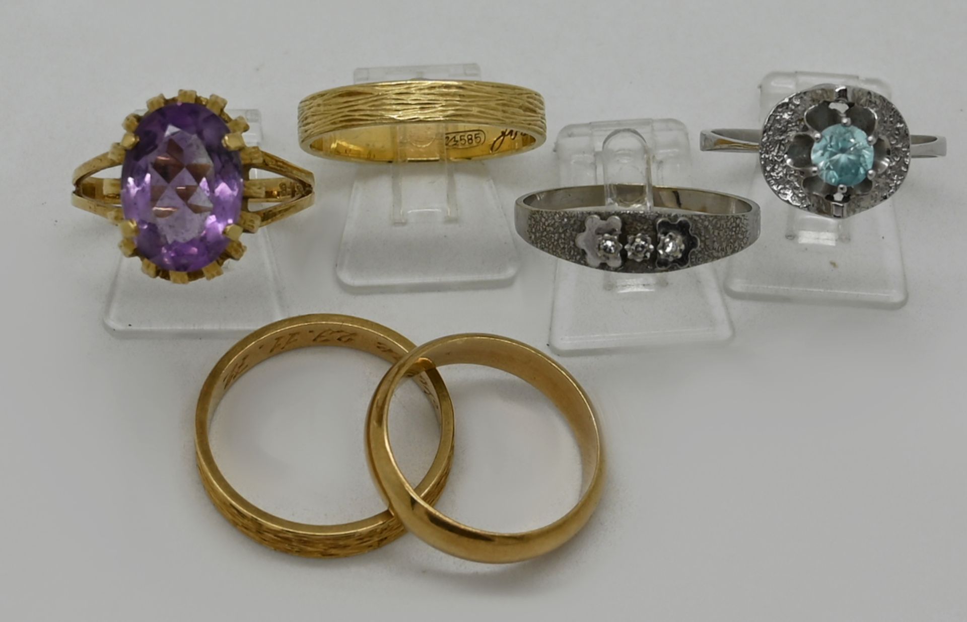 1 Konvolut Ringe: GG/ WG je 14ct., z.T. mit Amethyst, Diamanten, jeweils Asp./ Gsp.