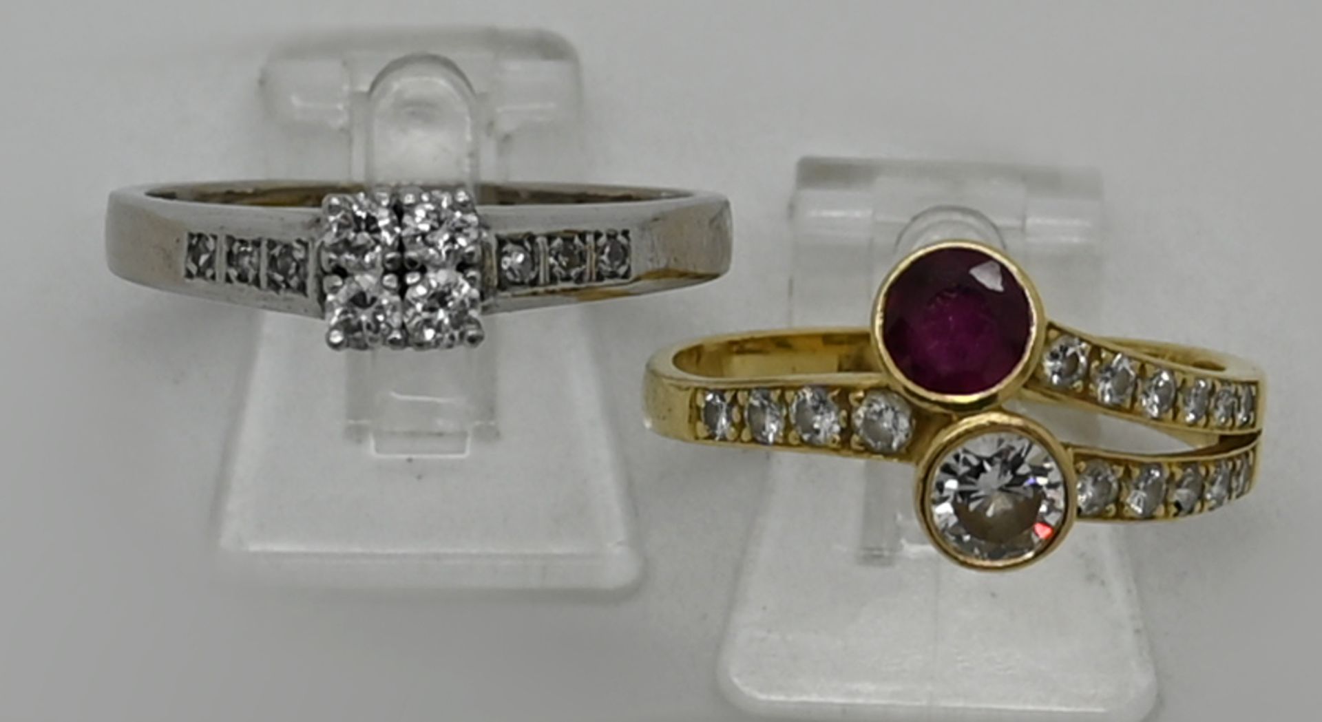 1 Damenring GG 18ct., 1 Damenring WG 14ct., jeweils mit Brillanten bis zu ca. 0,4ct., wohl Rubin, Ts