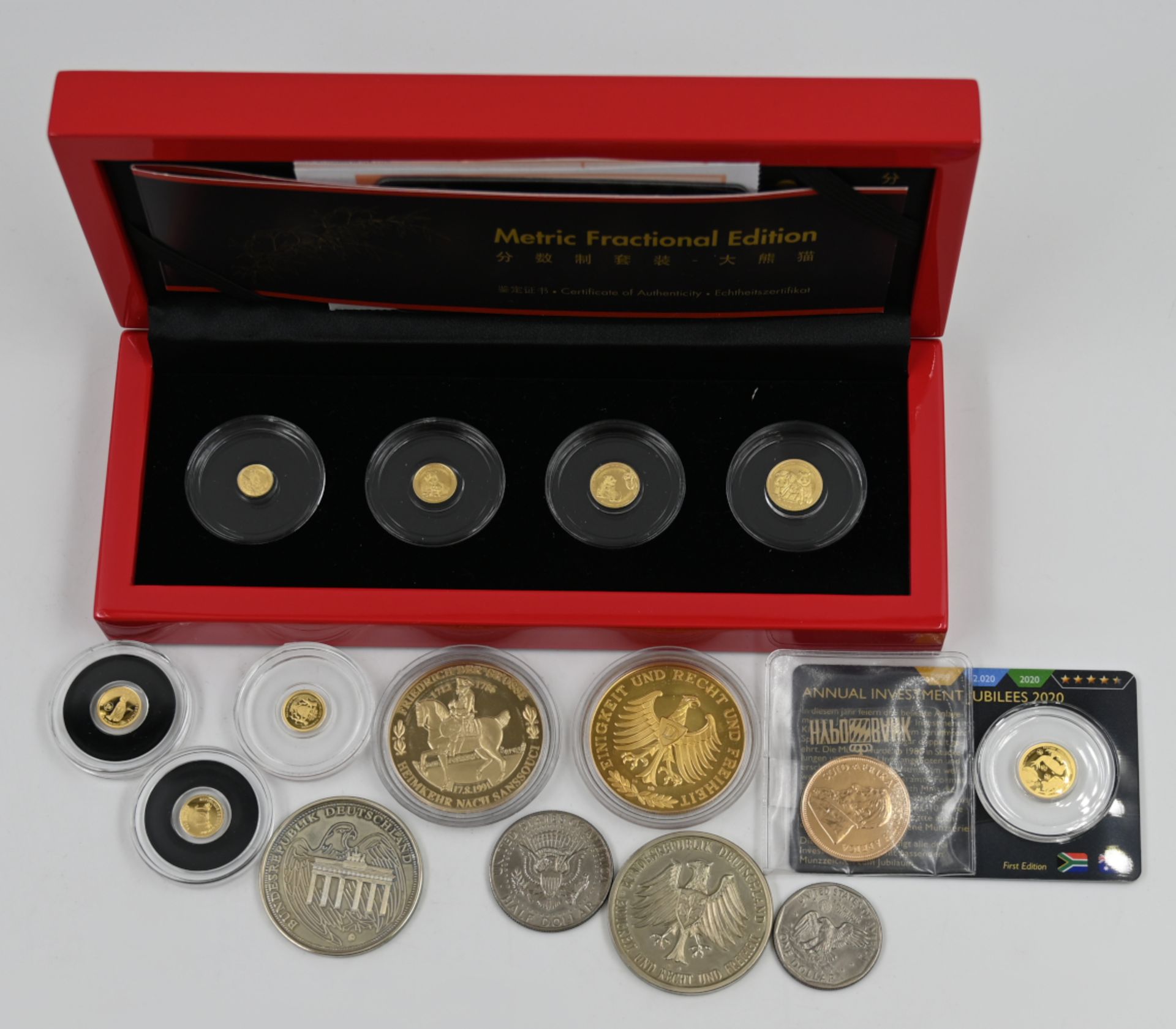 1 Konvolut Münzen/ Medaillen: GG, Silber, Metall u.a. Ruanda, Elfenbeinküste, 1/2 Krügerrand u.a.