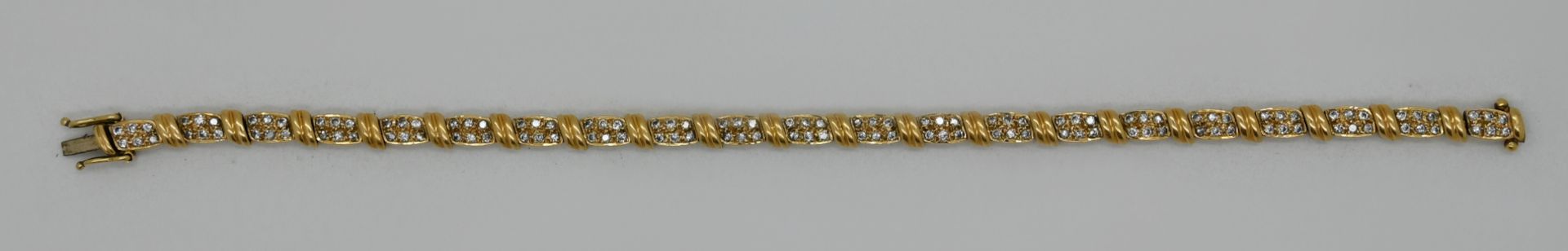 1 Damenarmband GG 18ct. mit vielen kleinen Brillanten, Gesamtlänge ca. 18,5cm, Tsp.