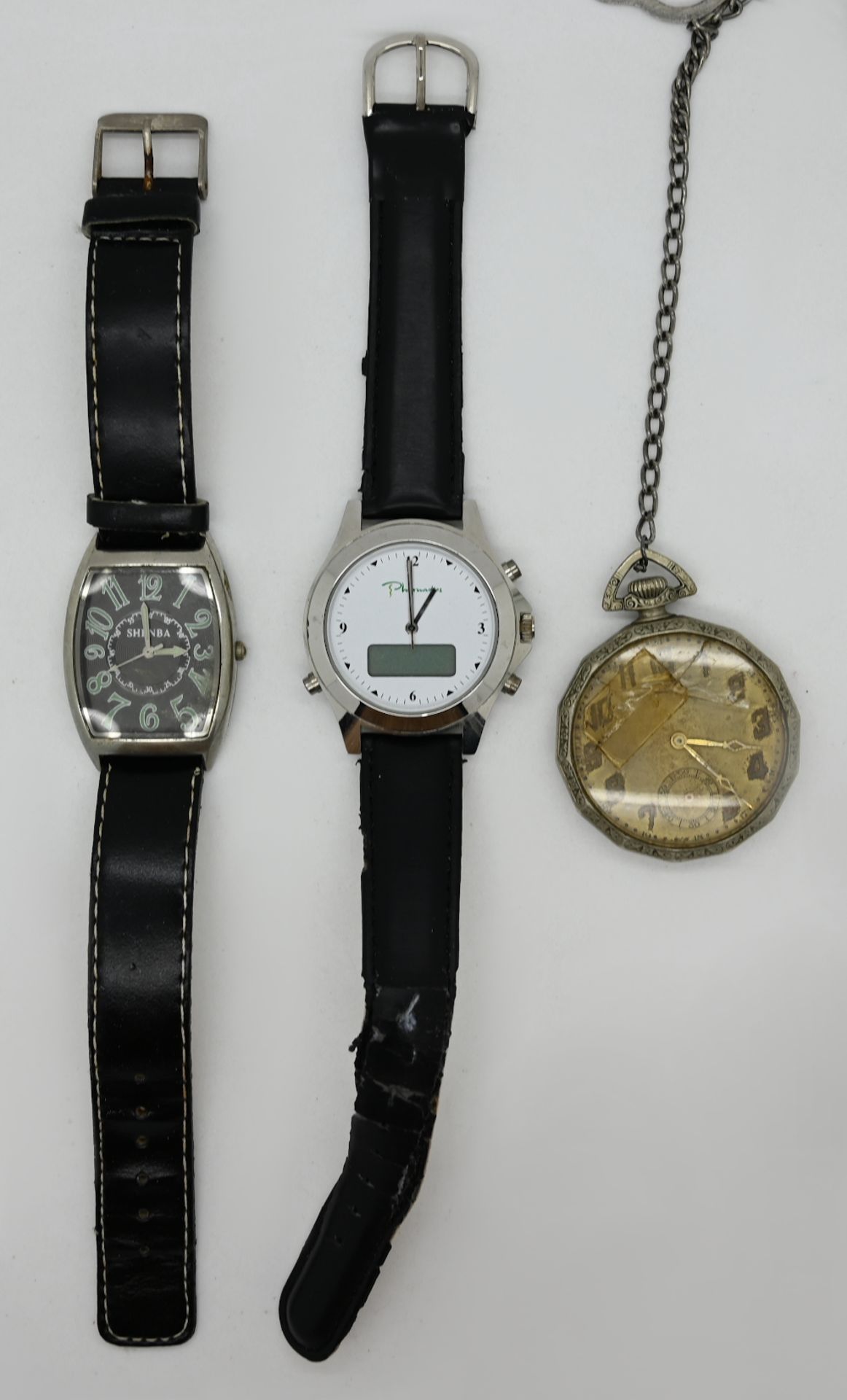 1 Taschenuhr, 2 Armbanduhren je Metall, z.T. mit Lederband, jeweils Asp./ Gsp./ z.T. besch.
