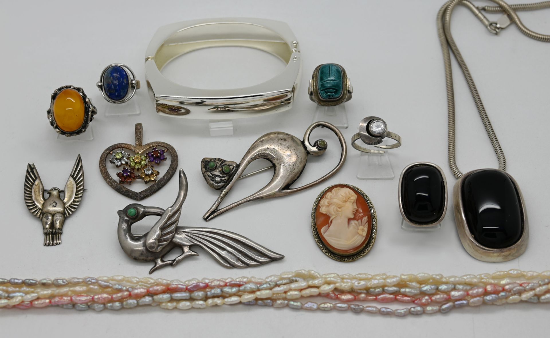 1 Konvolut Schmuck: Silber, z.T. mit Bernstein, Perlen, Türkisen, z.T. Design, z.T. Finnland, z.T. G