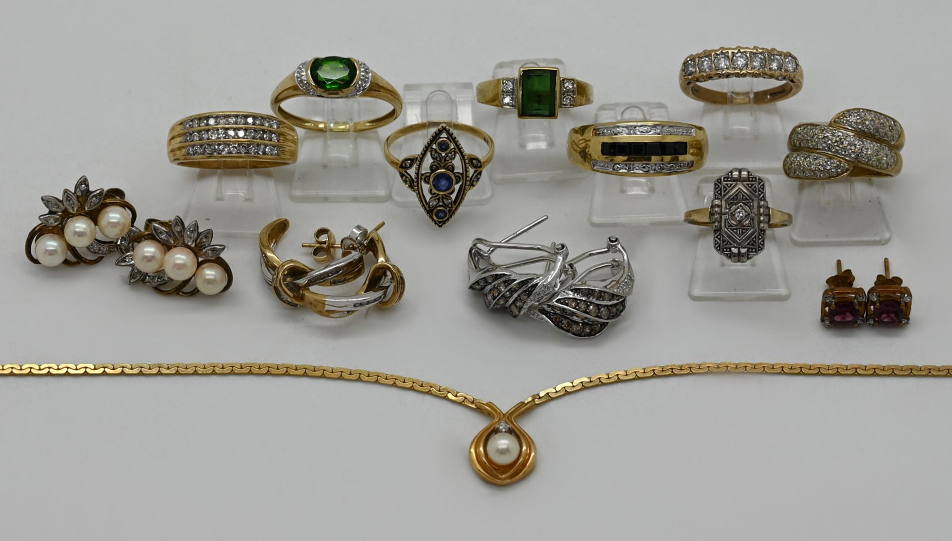 1 Konvolut Schmuck: GG/ WG jeweils 8ct., mit Brillanten/ Diamanten, z.T. mit Perlen/ Edelsteinen, je