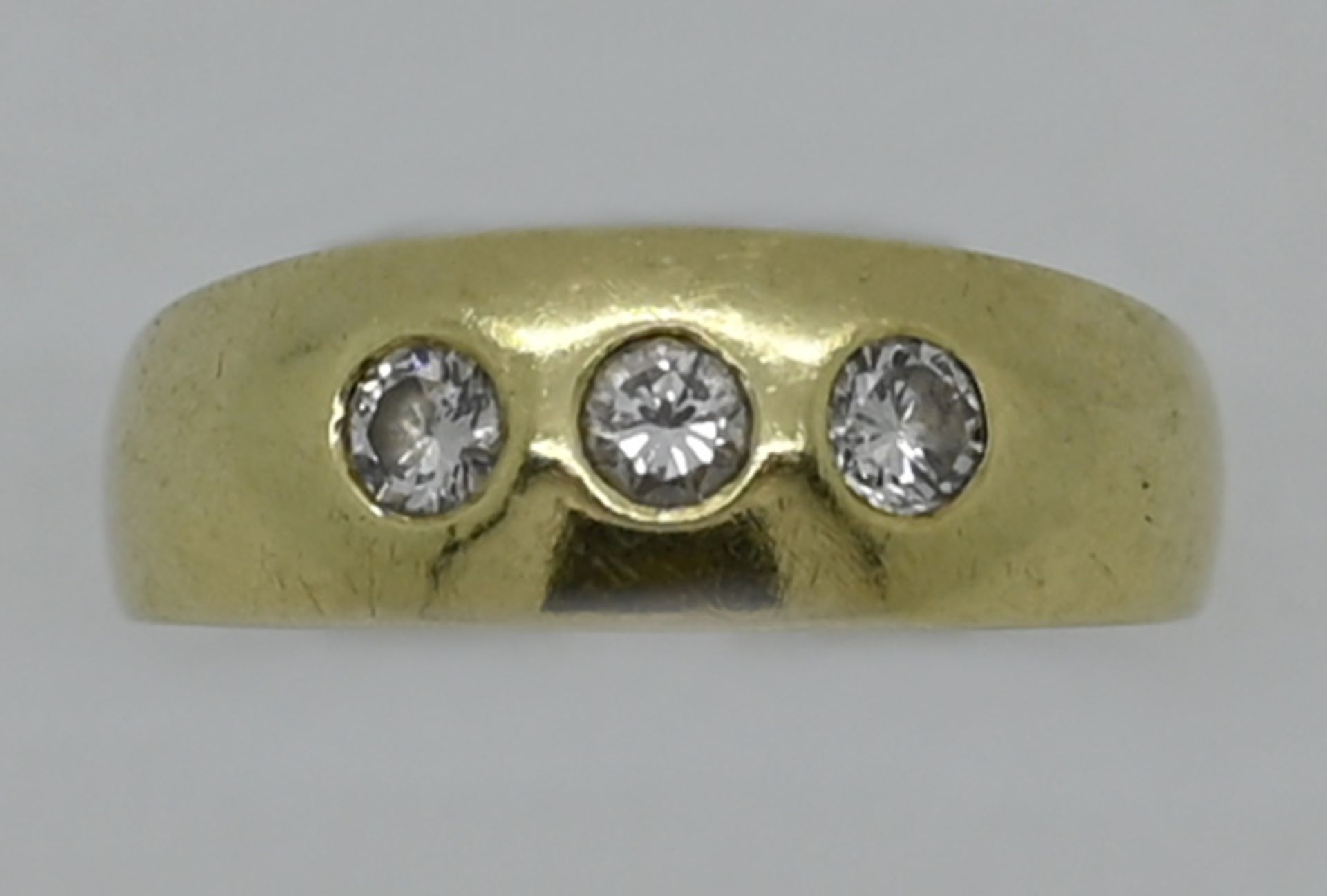 1 Damenring GG 14ct. mit 3 Brillanten, bis ca. 0,1ct., Ringgröße ca. 55, Tsp.