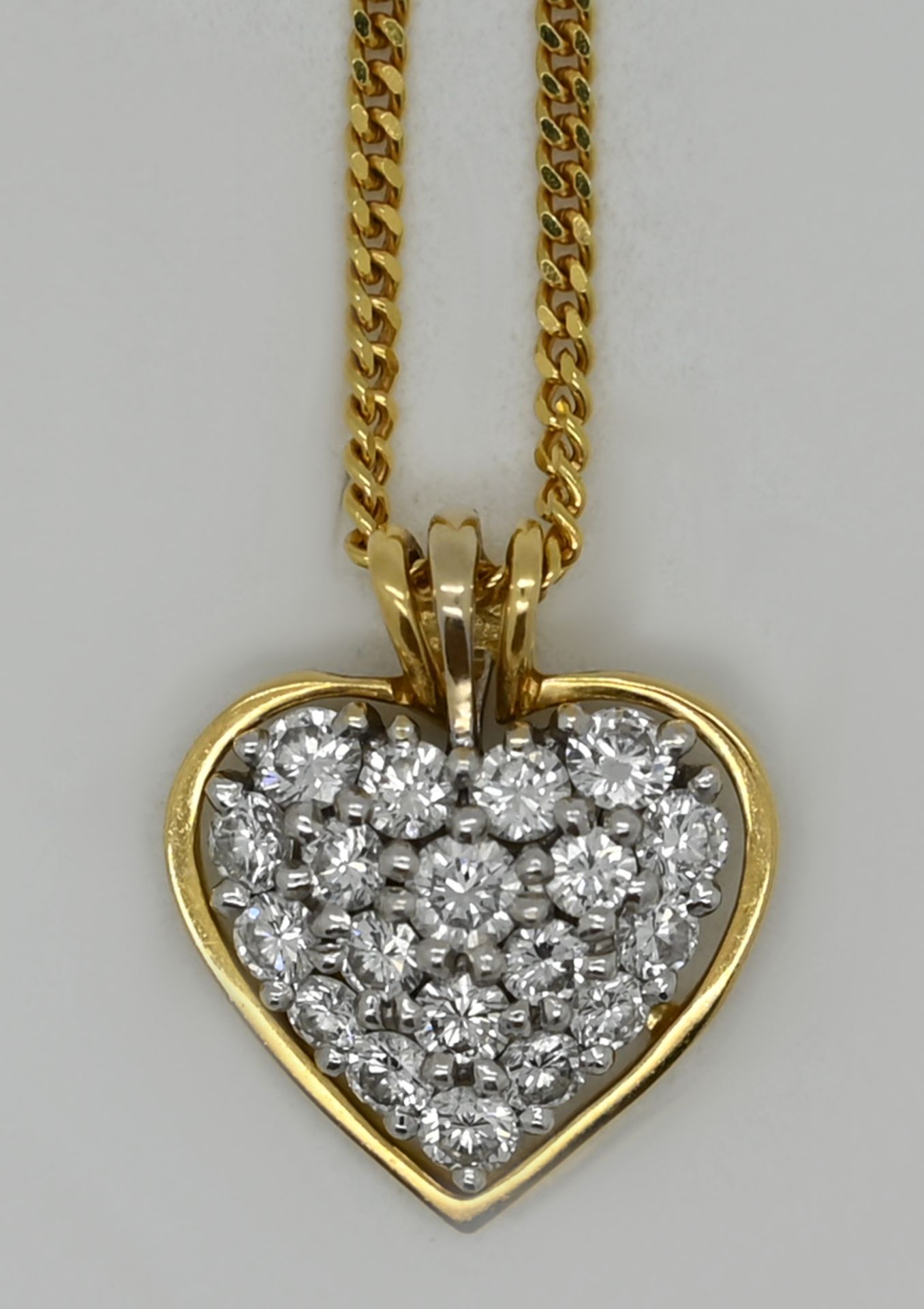 1 Kette GG 18ct., 1 Anhänger GG/ WG 18ct., lt. Schmuckpass: 19 Brillanten zus. 1,32ct. tw-pure