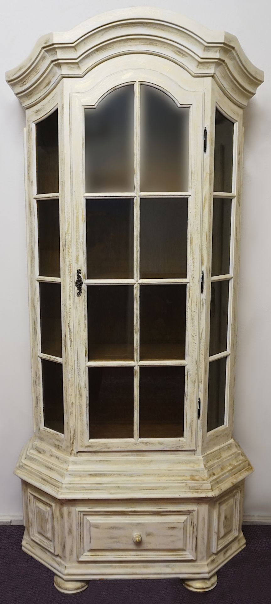 1 Vitrine nztl. Eiche weiß gewischt, ca. 202x94x46cm, ber., Gsp.